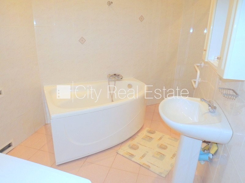 Sludinājumi. Fasādes māja, renovēta māja, ieeja no pagalma, ir lifts, logi vērsti uz ielas pusi, guļamistabu Cena: 900 EUR/mēn Foto #11