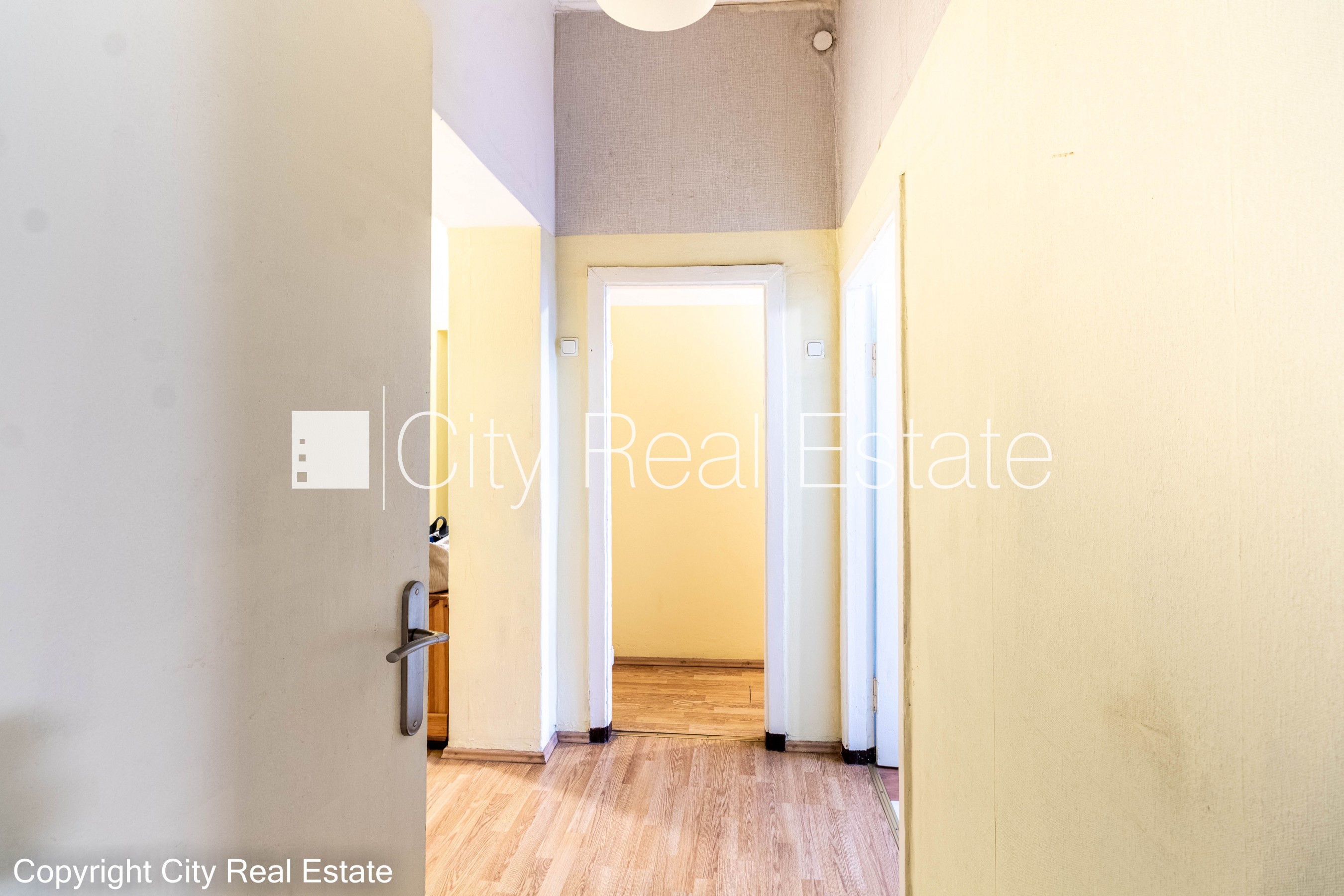 Объявление. Реновированный дом, благоустроенный озеленённый двор, закрытый двор, лифт, изолированные комнаты 2 Цена: 700 EUR/мес. Foto #2