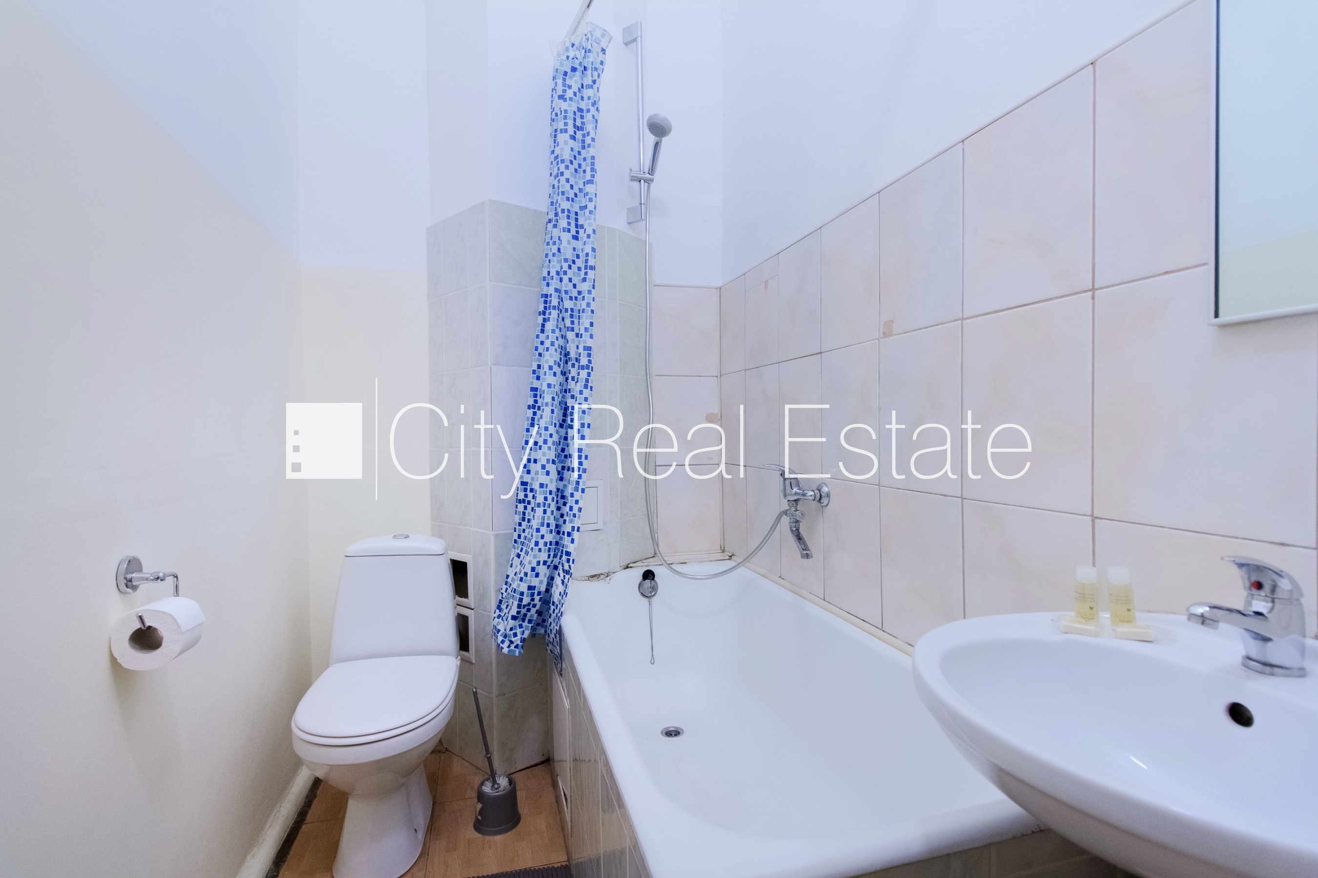 Объявление. Реновированный дом, благоустроенный озеленённый двор, закрытый двор, лифт, изолированные комнаты 2 Цена: 700 EUR/мес. Foto #15