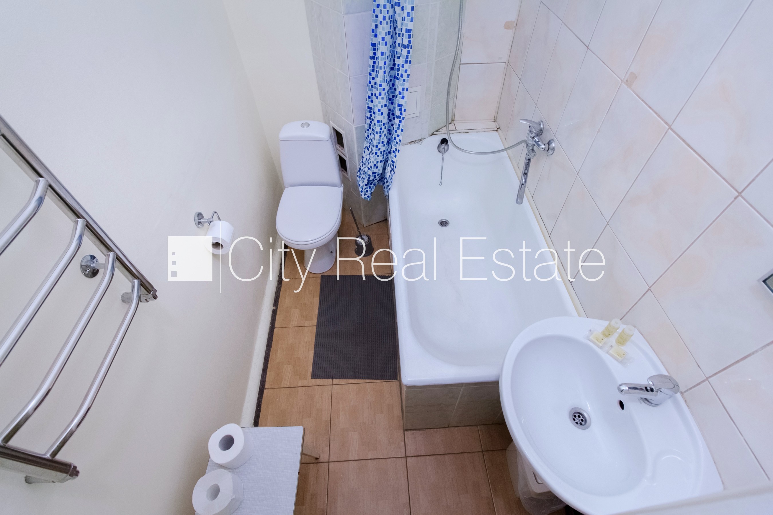 Объявление. Реновированный дом, благоустроенный озеленённый двор, закрытый двор, лифт, изолированные комнаты 2 Цена: 700 EUR/мес. Foto #16