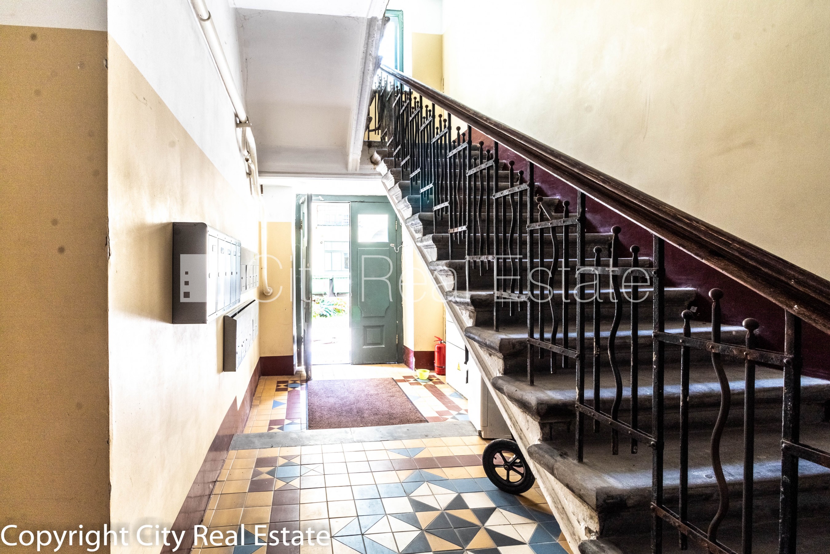 Объявление. Дом во дворе, реновированный дом, закрытый двор, лифт, лестничная клетка после косметического Цена: 750 EUR/мес. Foto #22