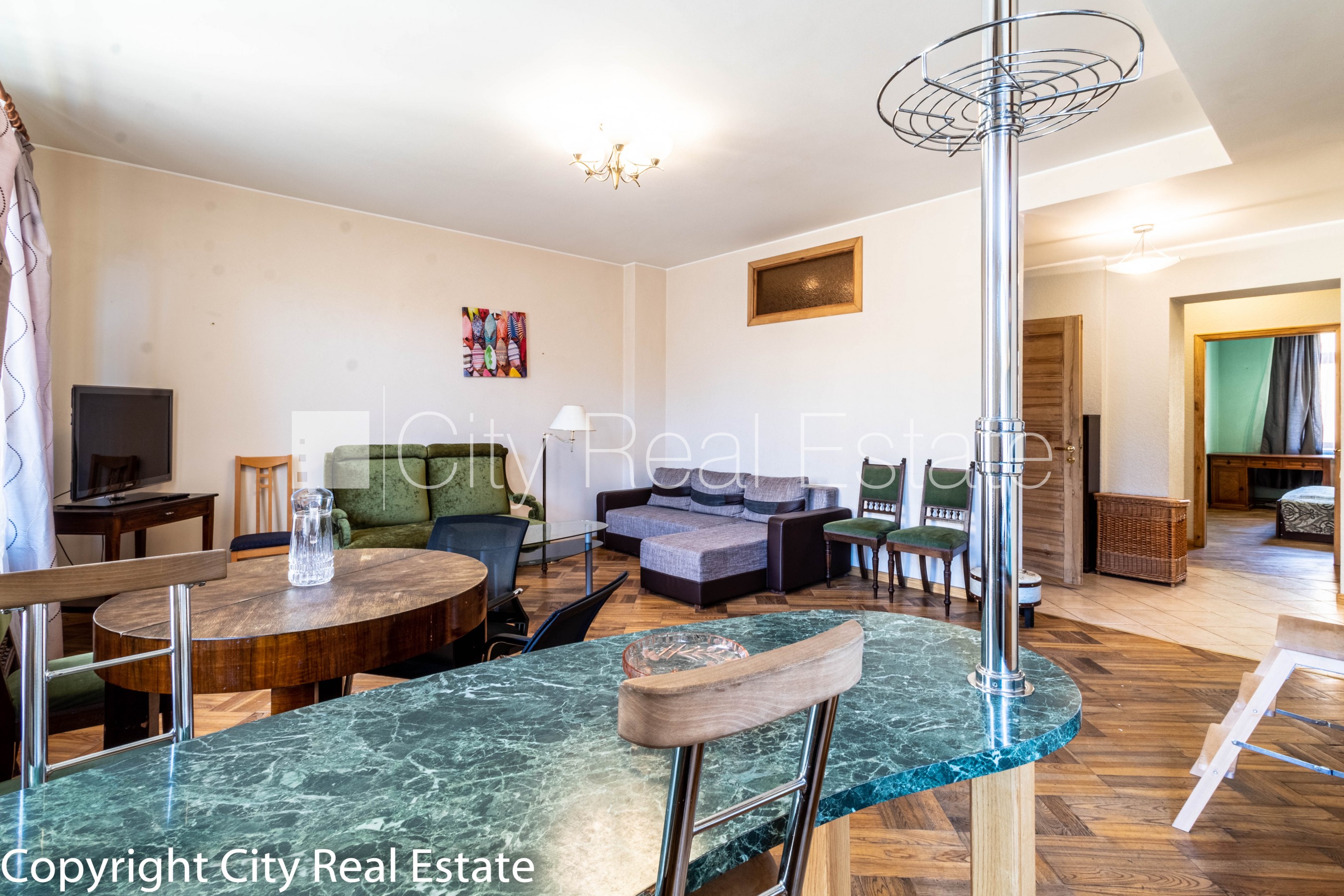 Объявление. Дом во дворе, реновированный дом, закрытый двор, лифт, лестничная клетка после косметического Цена: 750 EUR/мес. Foto #15