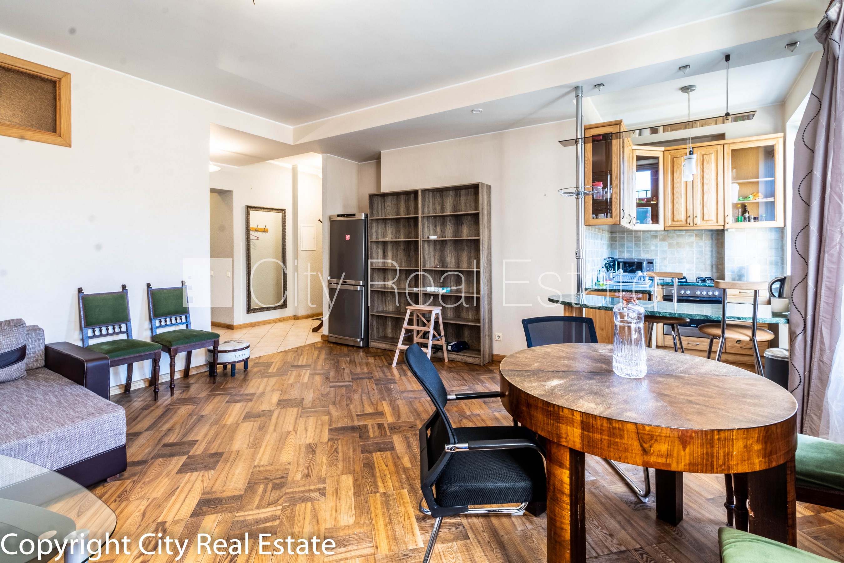 Объявление. Дом во дворе, реновированный дом, закрытый двор, лифт, лестничная клетка после косметического Цена: 750 EUR/мес. Foto #2