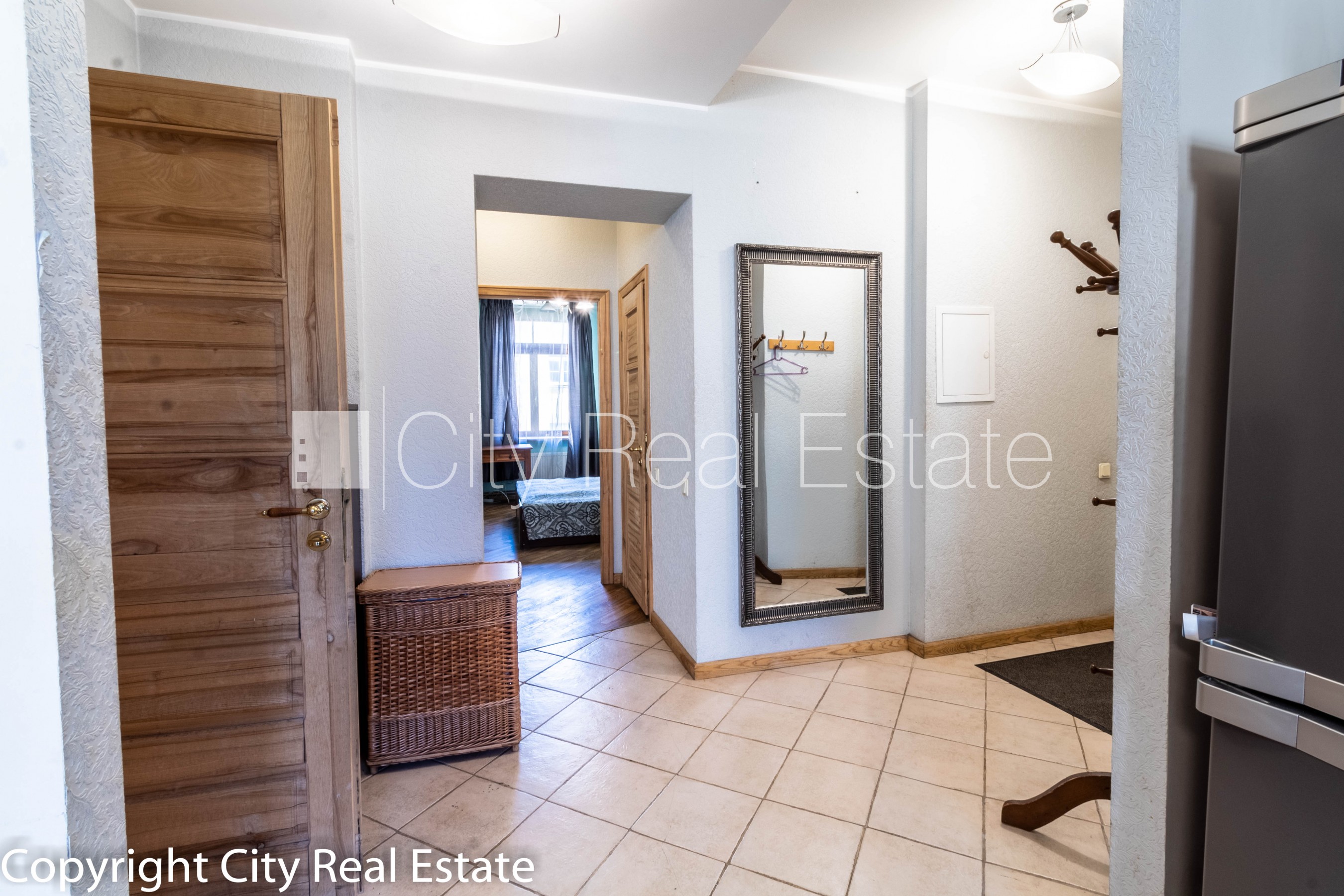 Объявление. Дом во дворе, реновированный дом, закрытый двор, лифт, лестничная клетка после косметического Цена: 750 EUR/мес. Foto #3