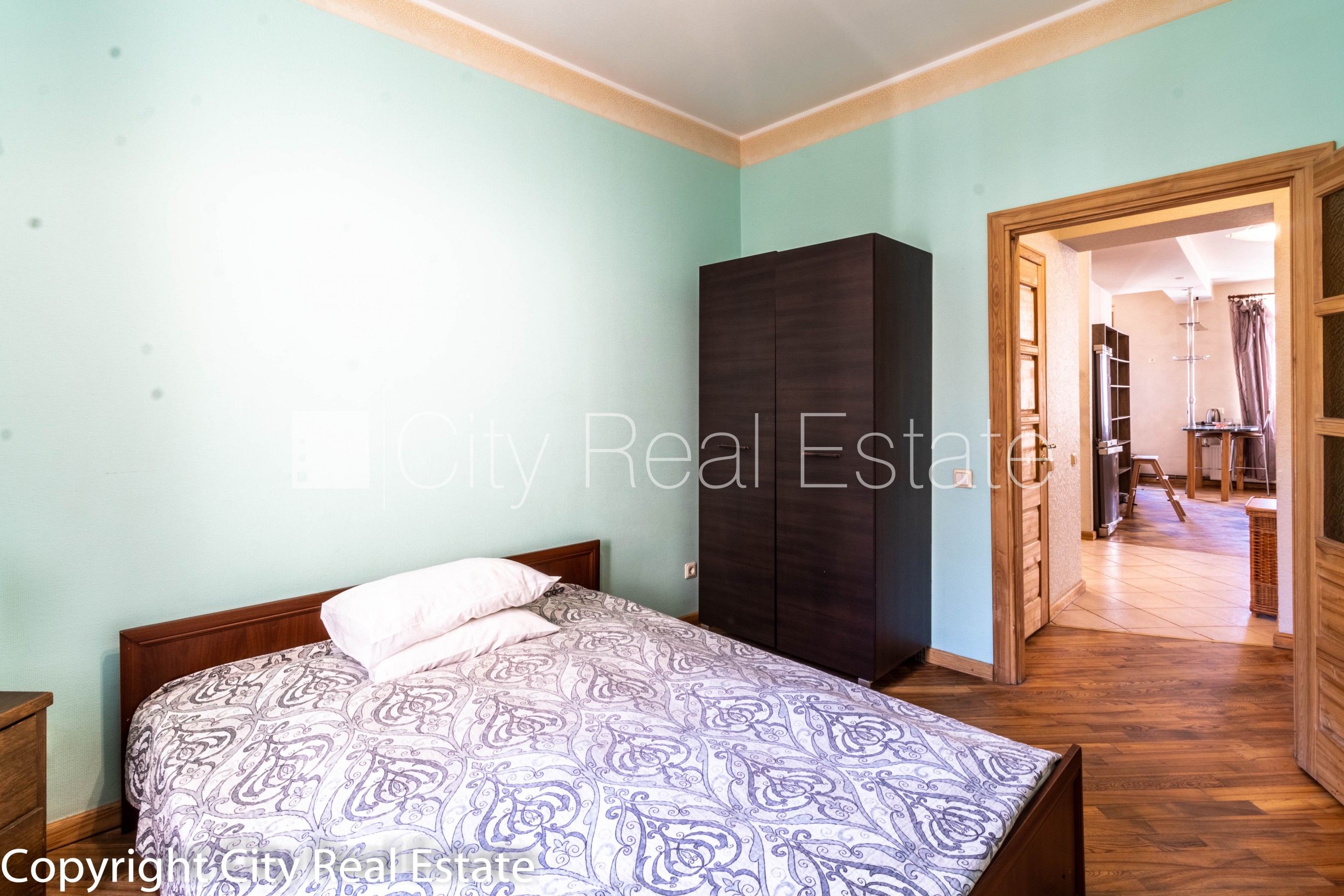 Объявление. Дом во дворе, реновированный дом, закрытый двор, лифт, лестничная клетка после косметического Цена: 750 EUR/мес. Foto #6