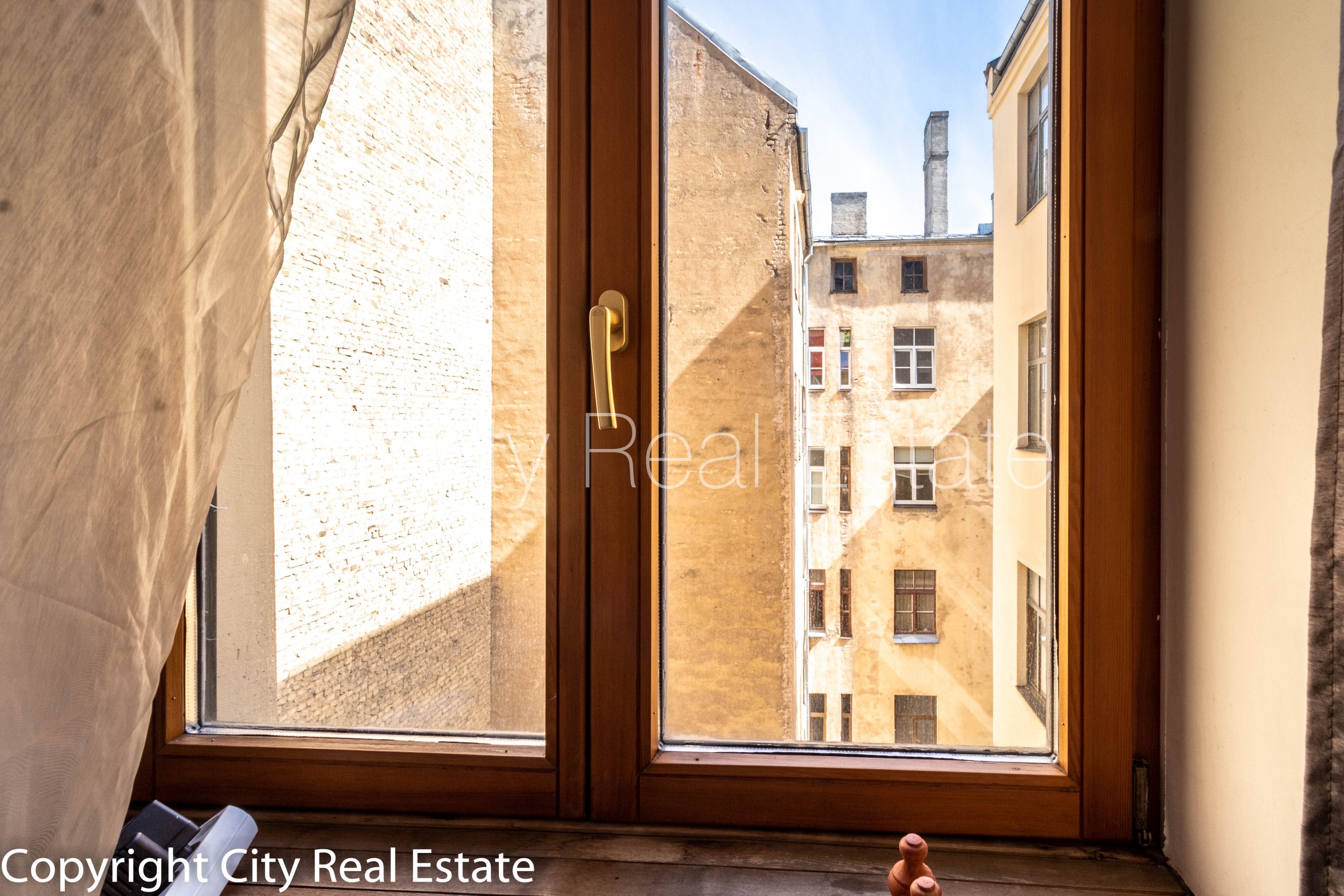 Объявление. Дом во дворе, реновированный дом, закрытый двор, лифт, лестничная клетка после косметического Цена: 750 EUR/мес. Foto #5