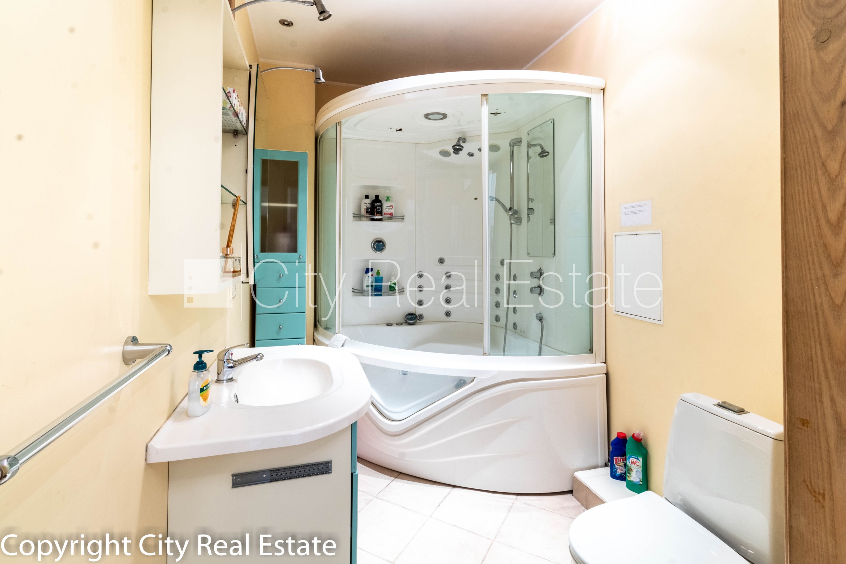 Объявление. Дом во дворе, реновированный дом, закрытый двор, лифт, лестничная клетка после косметического Цена: 750 EUR/мес. Foto #17