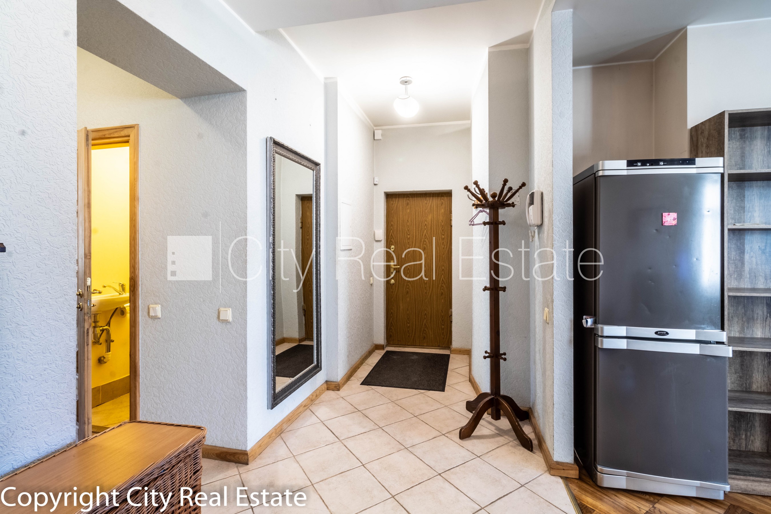 Объявление. Дом во дворе, реновированный дом, закрытый двор, лифт, лестничная клетка после косметического Цена: 750 EUR/мес. Foto #19