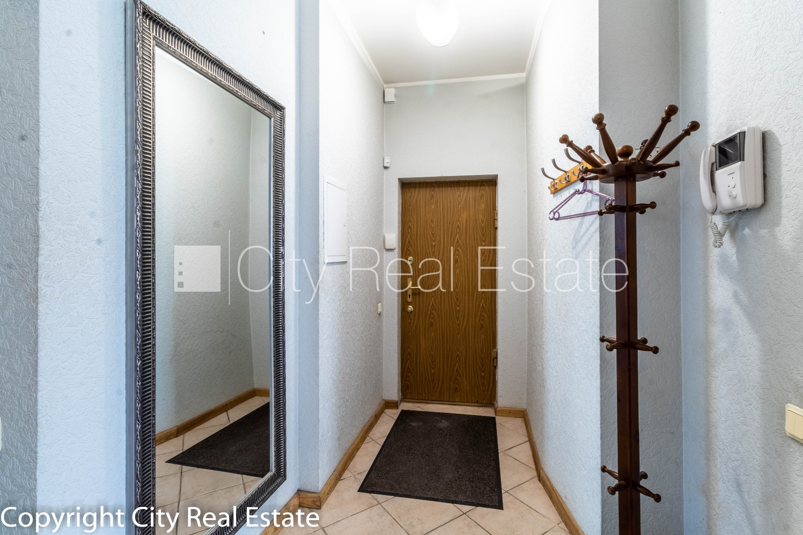 Объявление. Дом во дворе, реновированный дом, закрытый двор, лифт, лестничная клетка после косметического Цена: 750 EUR/мес. Foto #20