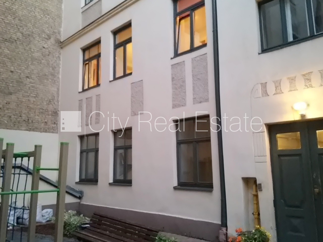 Объявление. Дом во дворе, реновированный дом, закрытый двор, вход со двора, лифт, лестничная клетка после Цена: 630 EUR/мес. Foto #11