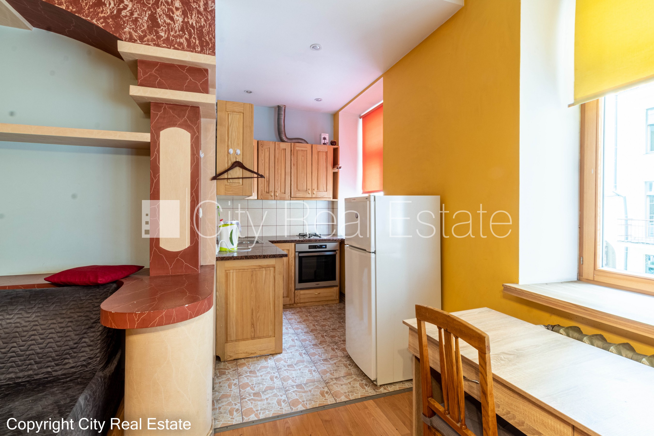 Объявление. Дом во дворе, реновированный дом, закрытый двор, вход со двора, лифт, лестничная клетка после Цена: 630 EUR/мес. Foto #4