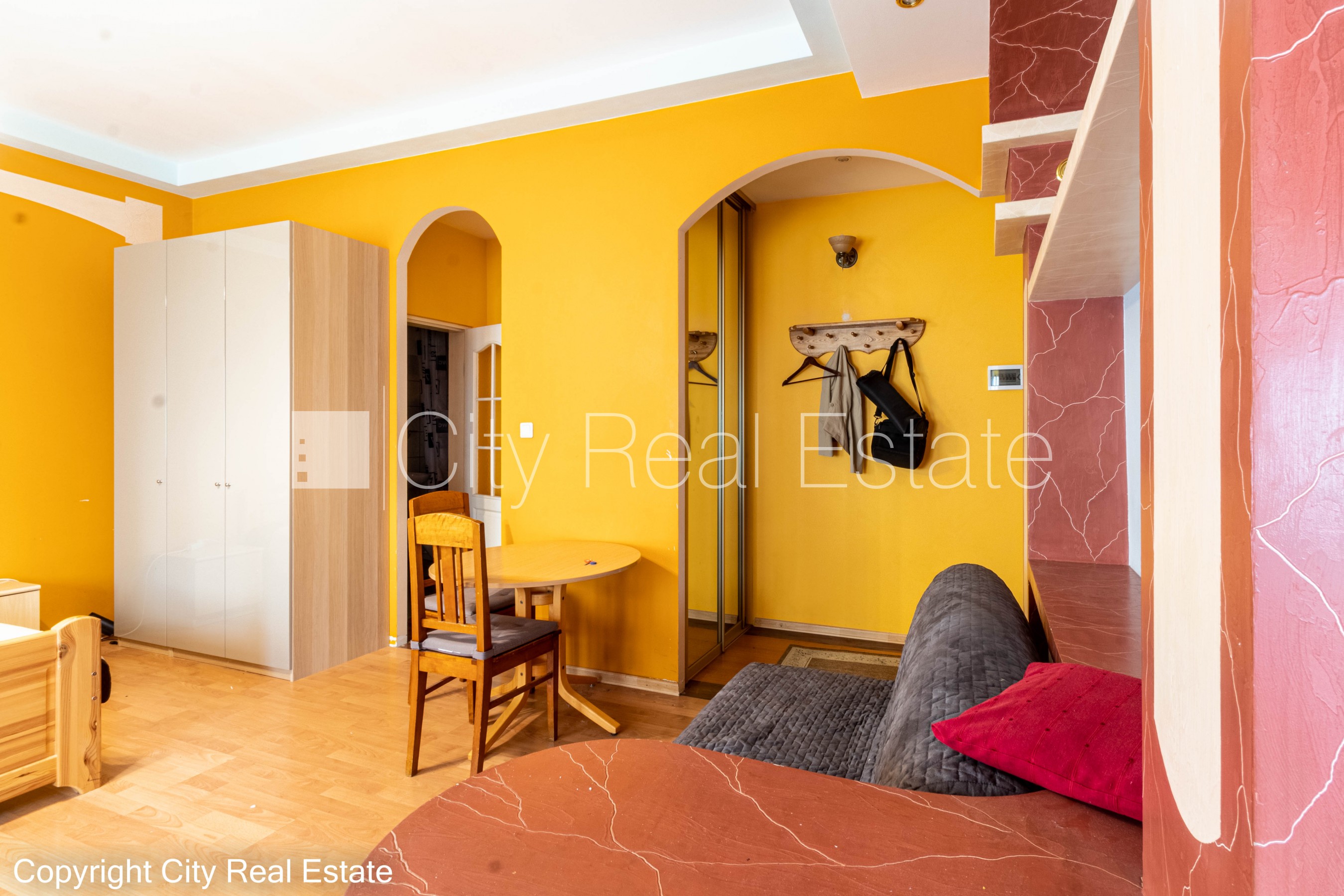 Объявление. Дом во дворе, реновированный дом, закрытый двор, вход со двора, лифт, лестничная клетка после Цена: 630 EUR/мес. Foto #6