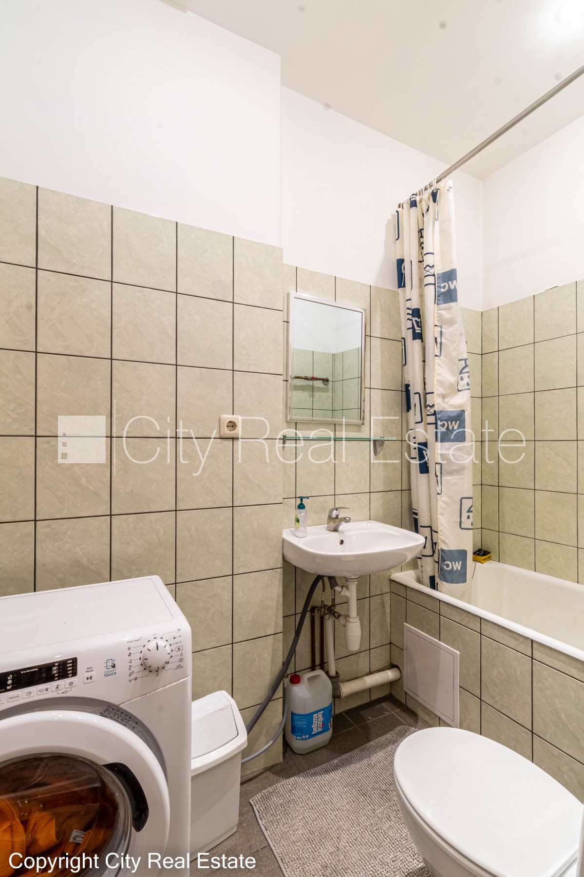 Объявление. Дом во дворе, реновированный дом, закрытый двор, вход со двора, лифт, лестничная клетка после Цена: 630 EUR/мес. Foto #9