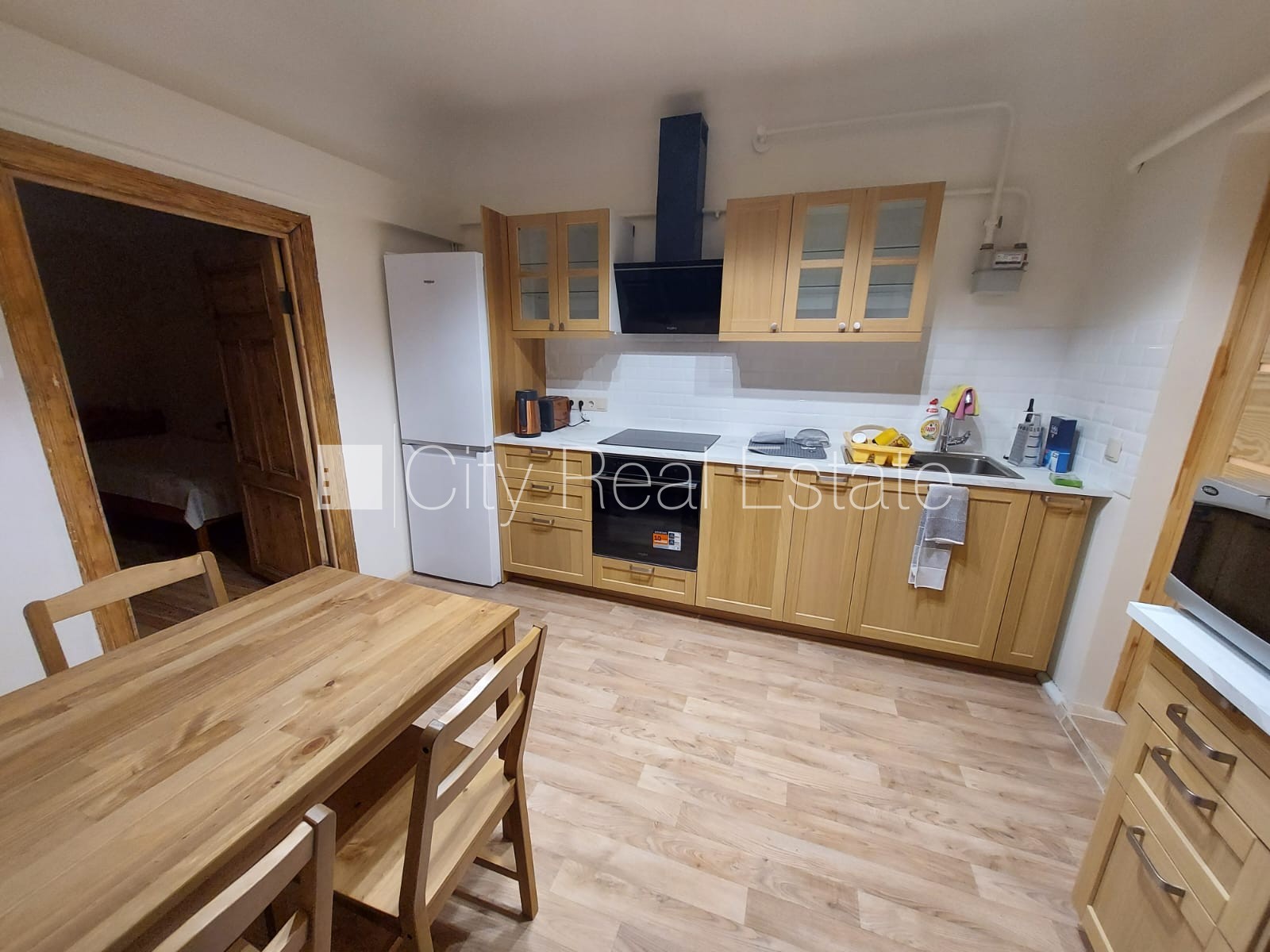 Sludinājumi. Pagalma māja, slēgts pagalms, vieta automašīnai, istabas izolētas 3 gab., viesistaba, virtuve, Cena: 1500 EUR/mēn Foto #1