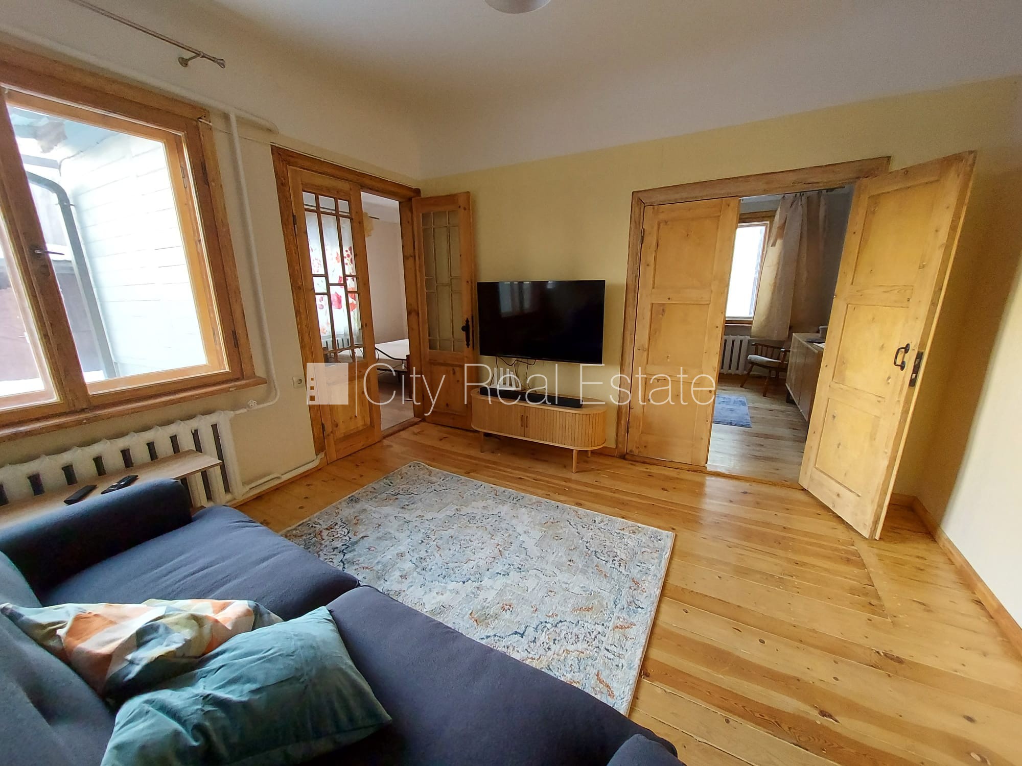 Sludinājumi. Pagalma māja, slēgts pagalms, vieta automašīnai, istabas izolētas 3 gab., viesistaba, virtuve, Cena: 1500 EUR/mēn Foto #2