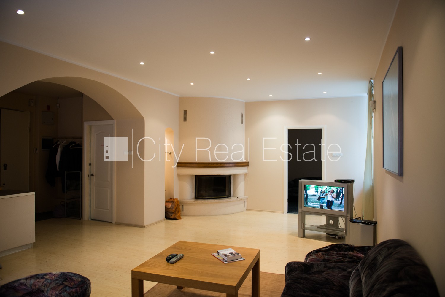 Sludinājumi. Fasādes māja, renovēta māja, bruģēts piebraucamais ceļš, ir lifts, kāpņu telpa pēc kosmētiskā Cena: 190000 EUR Foto #1