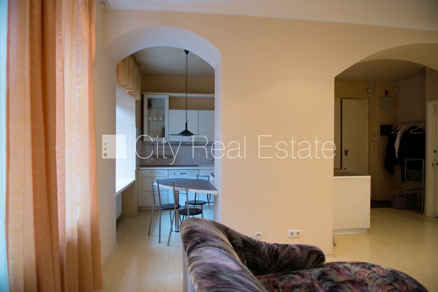 Sludinājumi. Fasādes māja, renovēta māja, bruģēts piebraucamais ceļš, ir lifts, kāpņu telpa pēc kosmētiskā Cena: 190000 EUR Foto #6