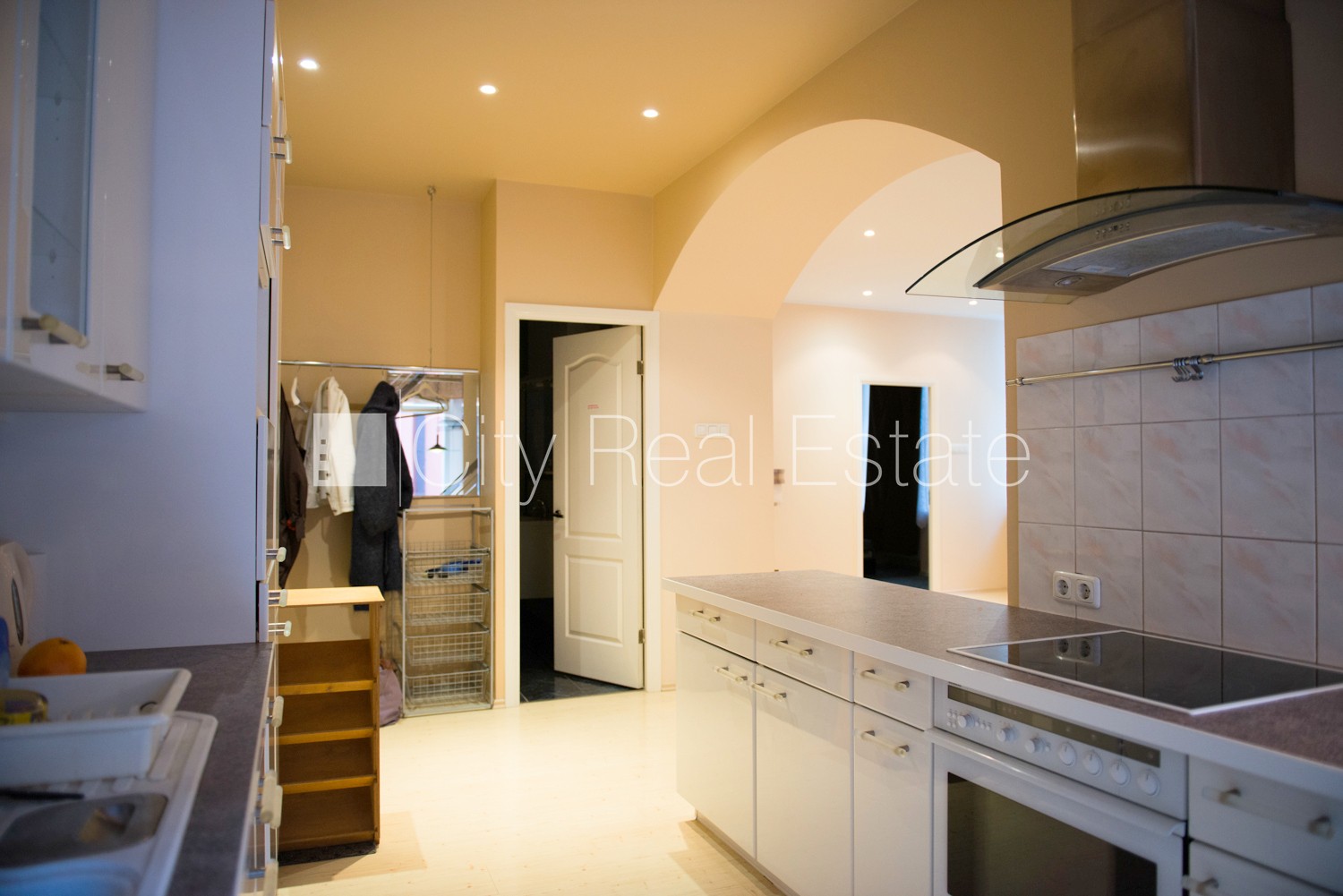 Sludinājumi. Fasādes māja, renovēta māja, bruģēts piebraucamais ceļš, ir lifts, kāpņu telpa pēc kosmētiskā Cena: 190000 EUR Foto #8