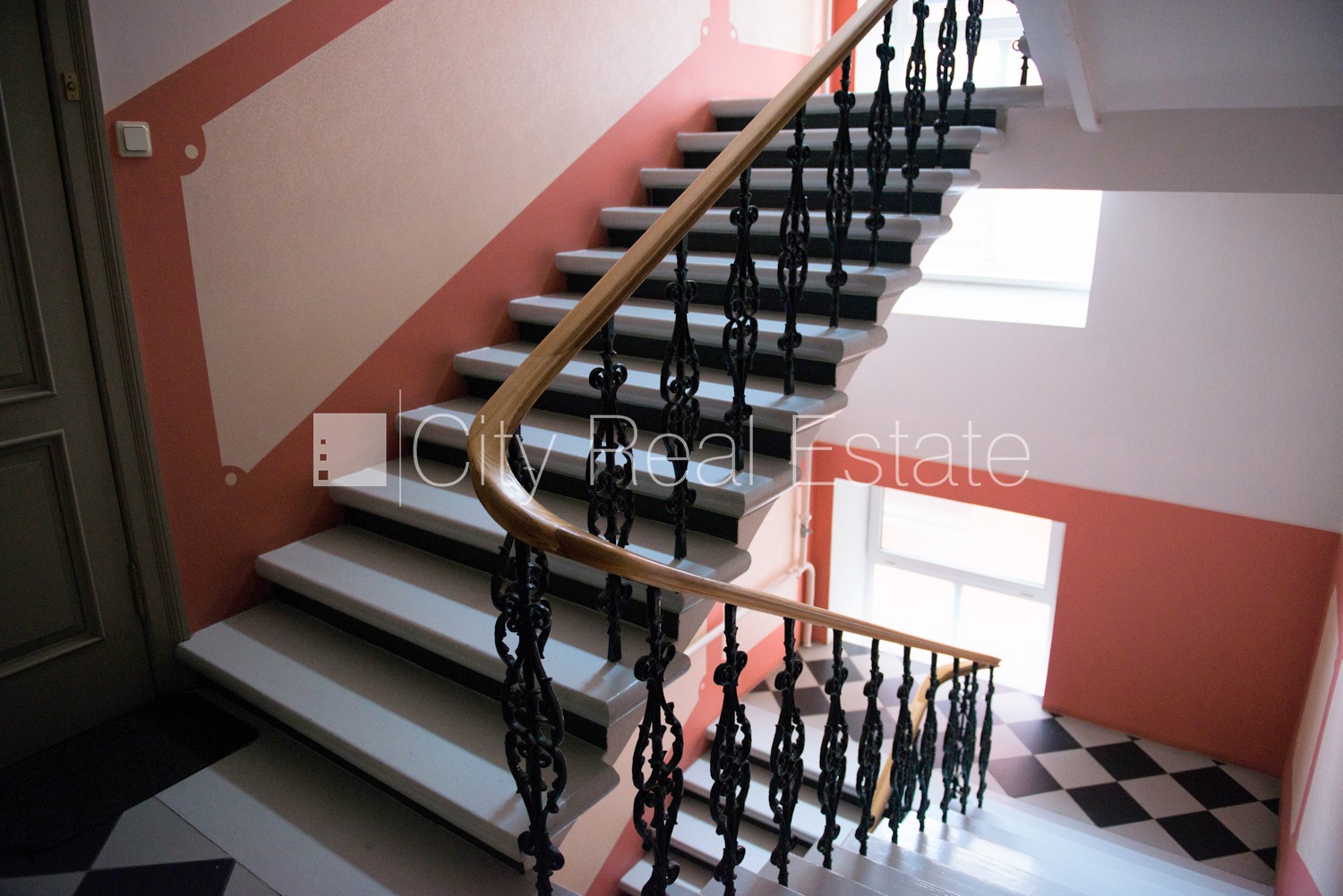 Sludinājumi. Fasādes māja, renovēta māja, bruģēts piebraucamais ceļš, ir lifts, kāpņu telpa pēc kosmētiskā Cena: 190000 EUR Foto #21