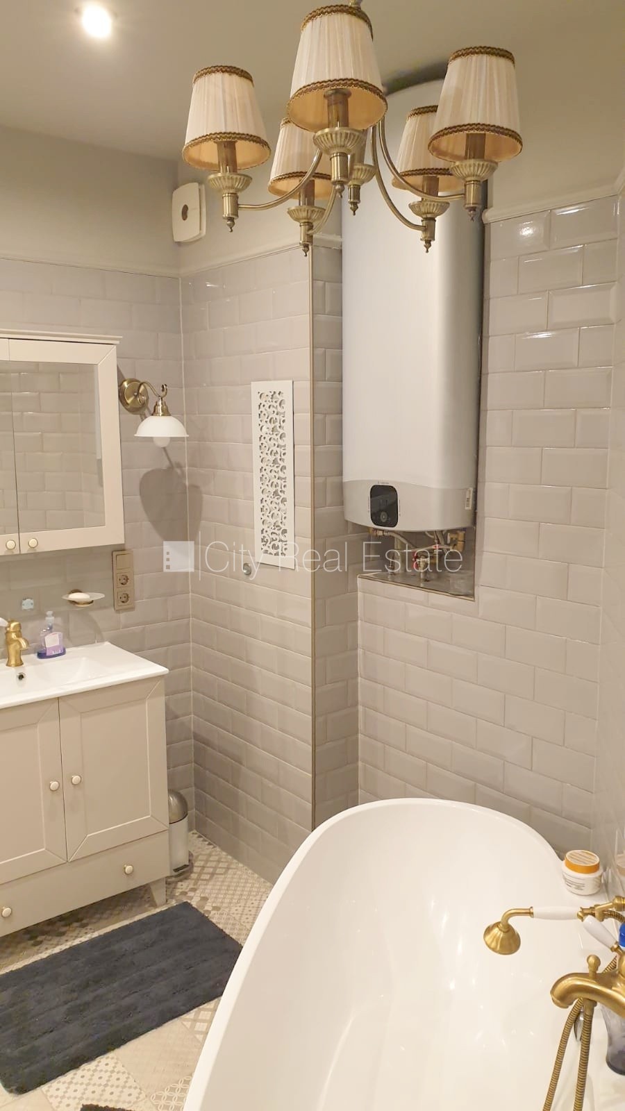 Sludinājumi. Fasādes māja, renovēta māja, bruģēts piebraucamais ceļš, ir lifts, kāpņu telpa pēc kosmētiskā Cena: 190000 EUR Foto #18