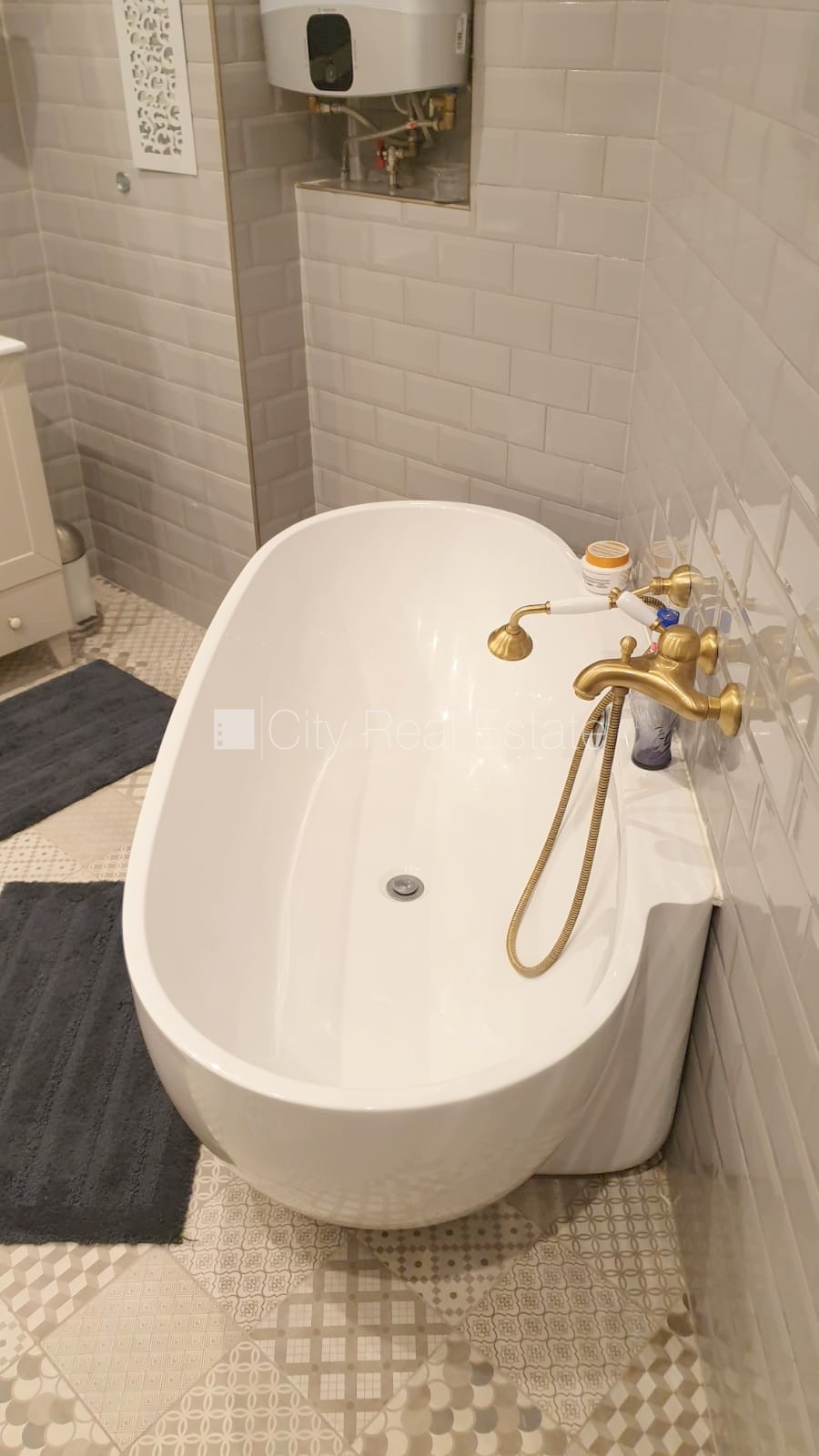 Sludinājumi. Fasādes māja, renovēta māja, bruģēts piebraucamais ceļš, ir lifts, kāpņu telpa pēc kosmētiskā Cena: 190000 EUR Foto #20