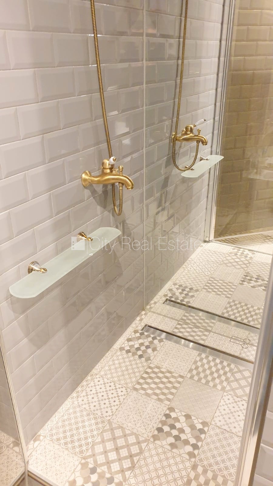 Sludinājumi. Fasādes māja, renovēta māja, bruģēts piebraucamais ceļš, ir lifts, kāpņu telpa pēc kosmētiskā Cena: 190000 EUR Foto #19