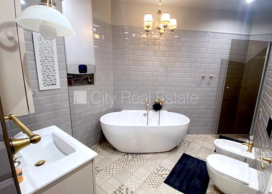 Sludinājumi. Fasādes māja, renovēta māja, bruģēts piebraucamais ceļš, ir lifts, kāpņu telpa pēc kosmētiskā Cena: 190000 EUR Foto #15