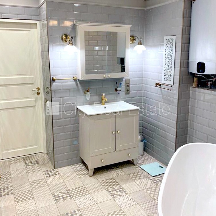 Sludinājumi. Fasādes māja, renovēta māja, bruģēts piebraucamais ceļš, ir lifts, kāpņu telpa pēc kosmētiskā Cena: 190000 EUR Foto #16