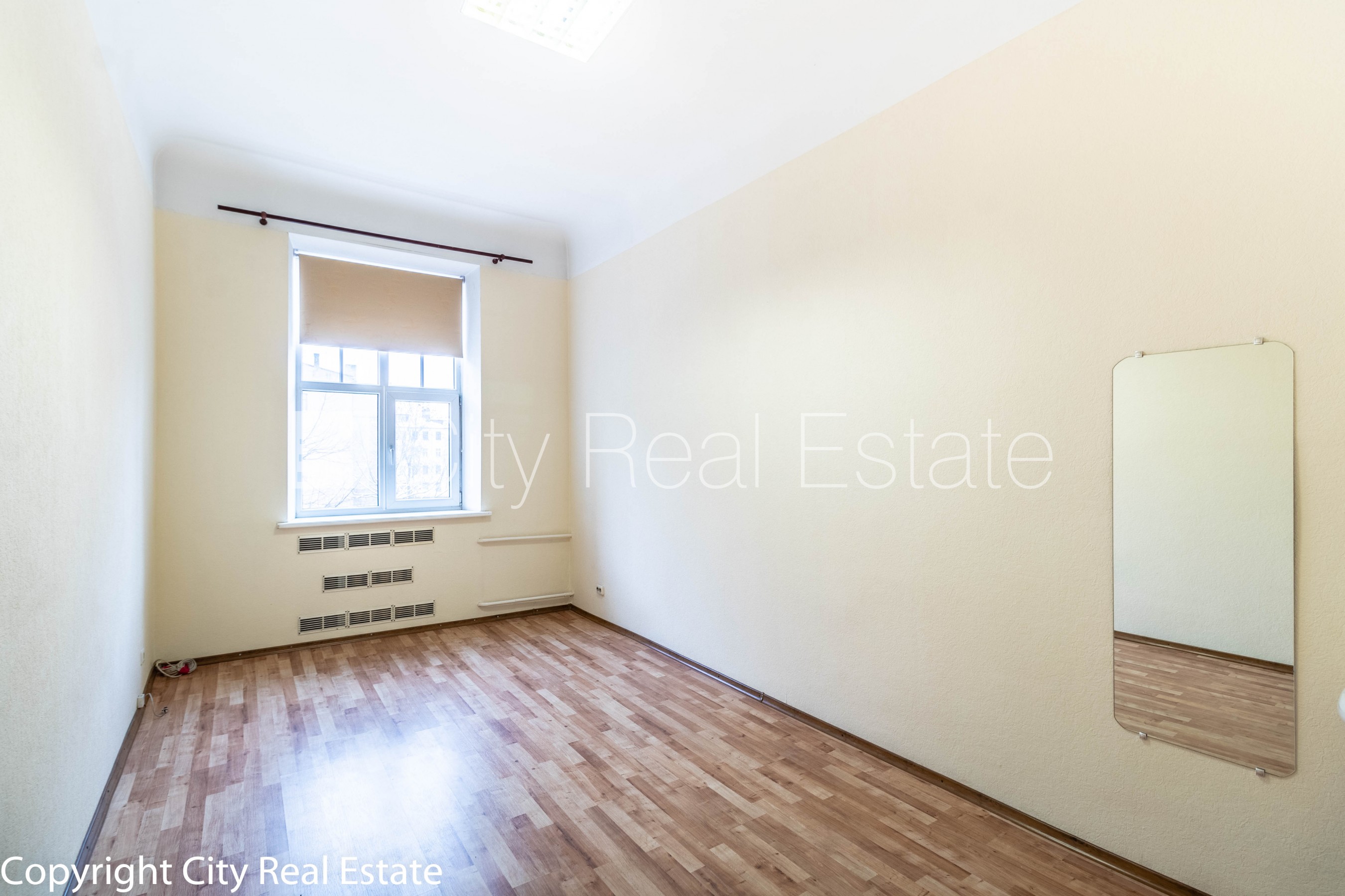 Объявление. Фасадный дом, вход с улицы, лифт, лестничная клетка после капитального ремонта, окна выходят на Цена: 270 EUR/мес. Foto #1