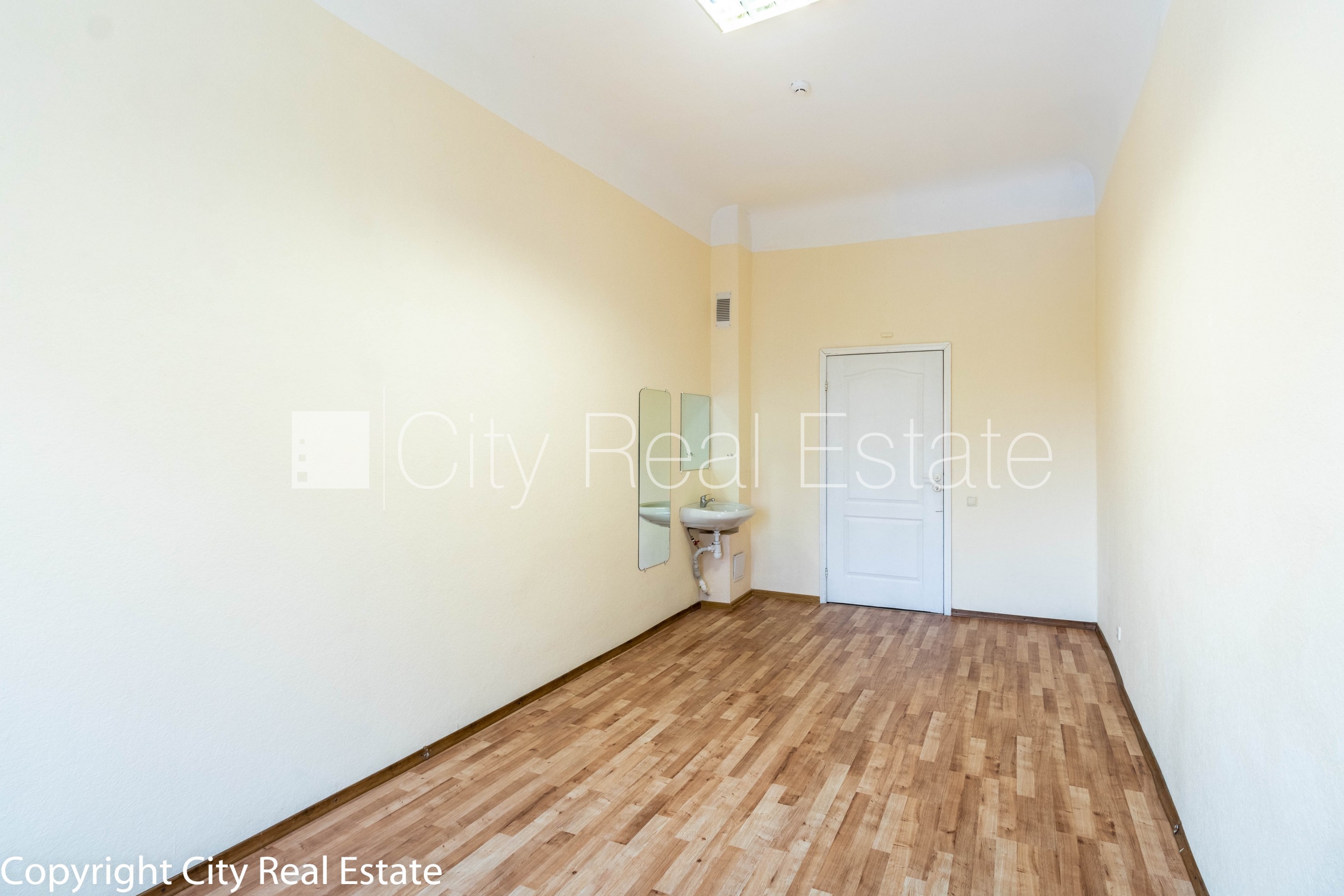 Объявление. Фасадный дом, вход с улицы, лифт, лестничная клетка после капитального ремонта, окна выходят на Цена: 270 EUR/мес. Foto #2