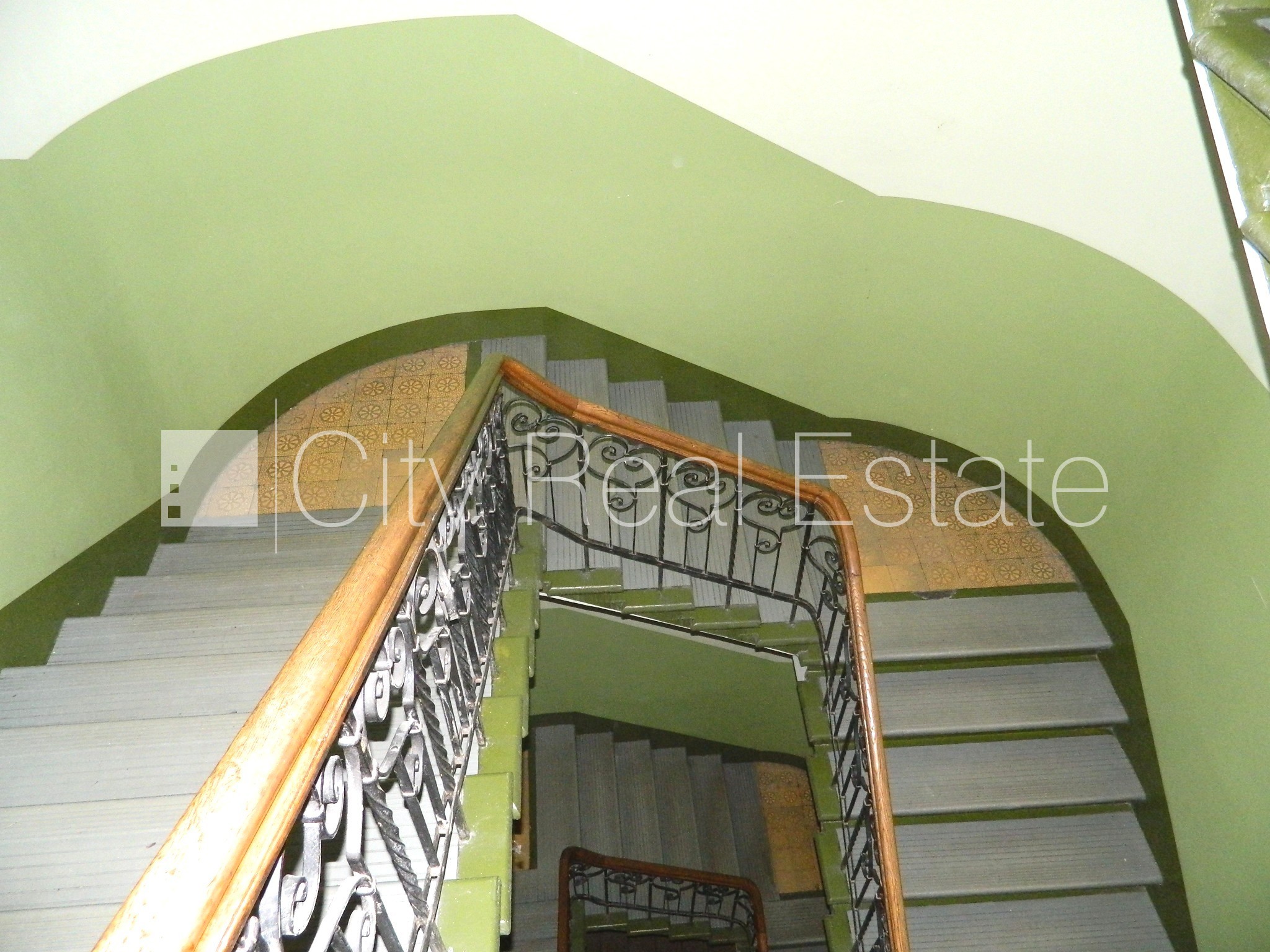 Объявление. Фасадный дом, вход с улицы, лифт, лестничная клетка после капитального ремонта, окна выходят на Цена: 270 EUR/мес. Foto #8