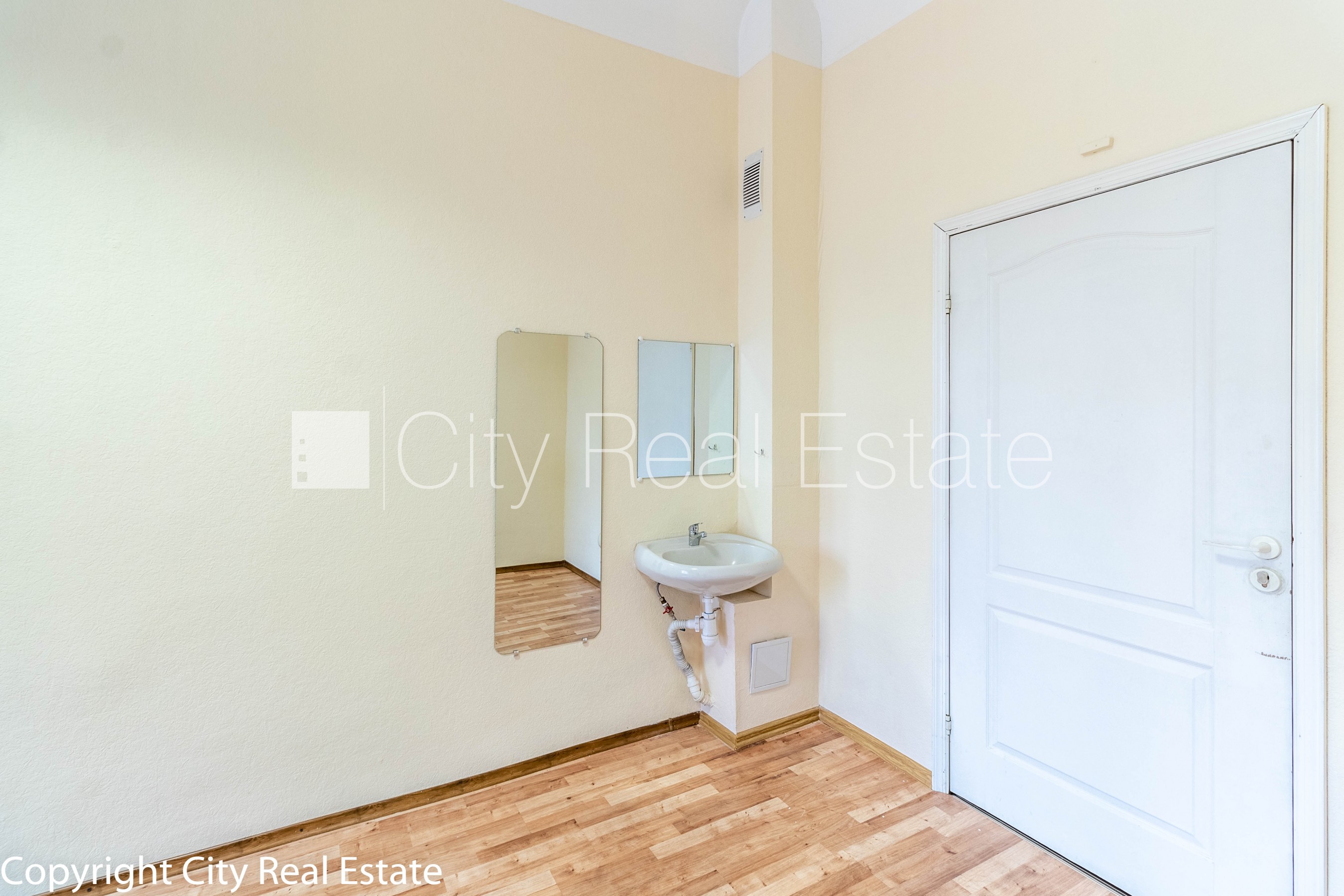 Объявление. Фасадный дом, вход с улицы, лифт, лестничная клетка после капитального ремонта, окна выходят на Цена: 270 EUR/мес. Foto #4