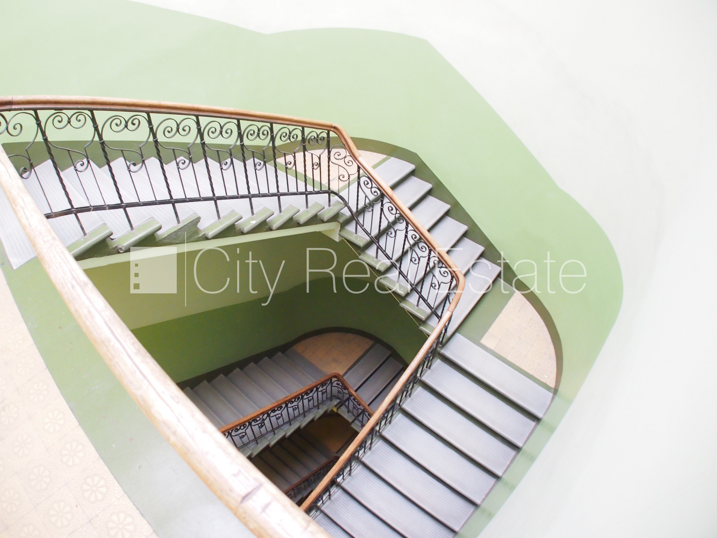 Объявление. Фасадный дом, вход с улицы, лифт, лестничная клетка после капитального ремонта, окна выходят на Цена: 270 EUR/мес. Foto #9