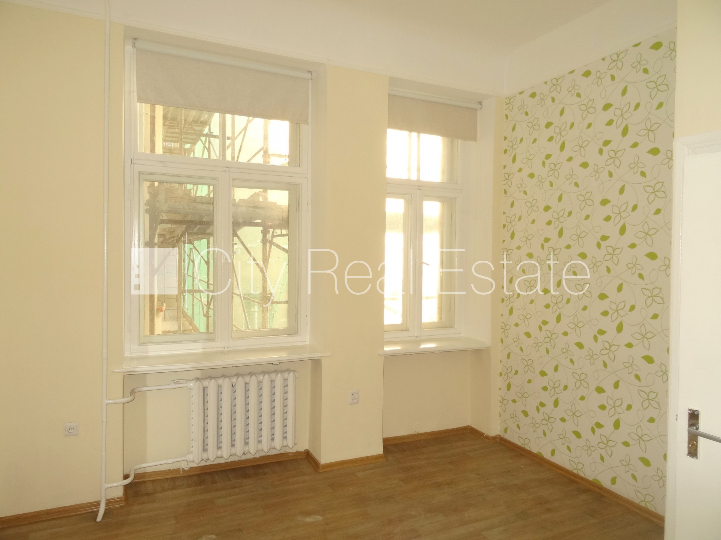 Sludinājumi. Fasādes māja, renovēta māja, ieeja no ielas, ir lifts, kāpņu telpa pēc kapitālā remonta, logi Cena: 350 EUR/mēn Foto #1