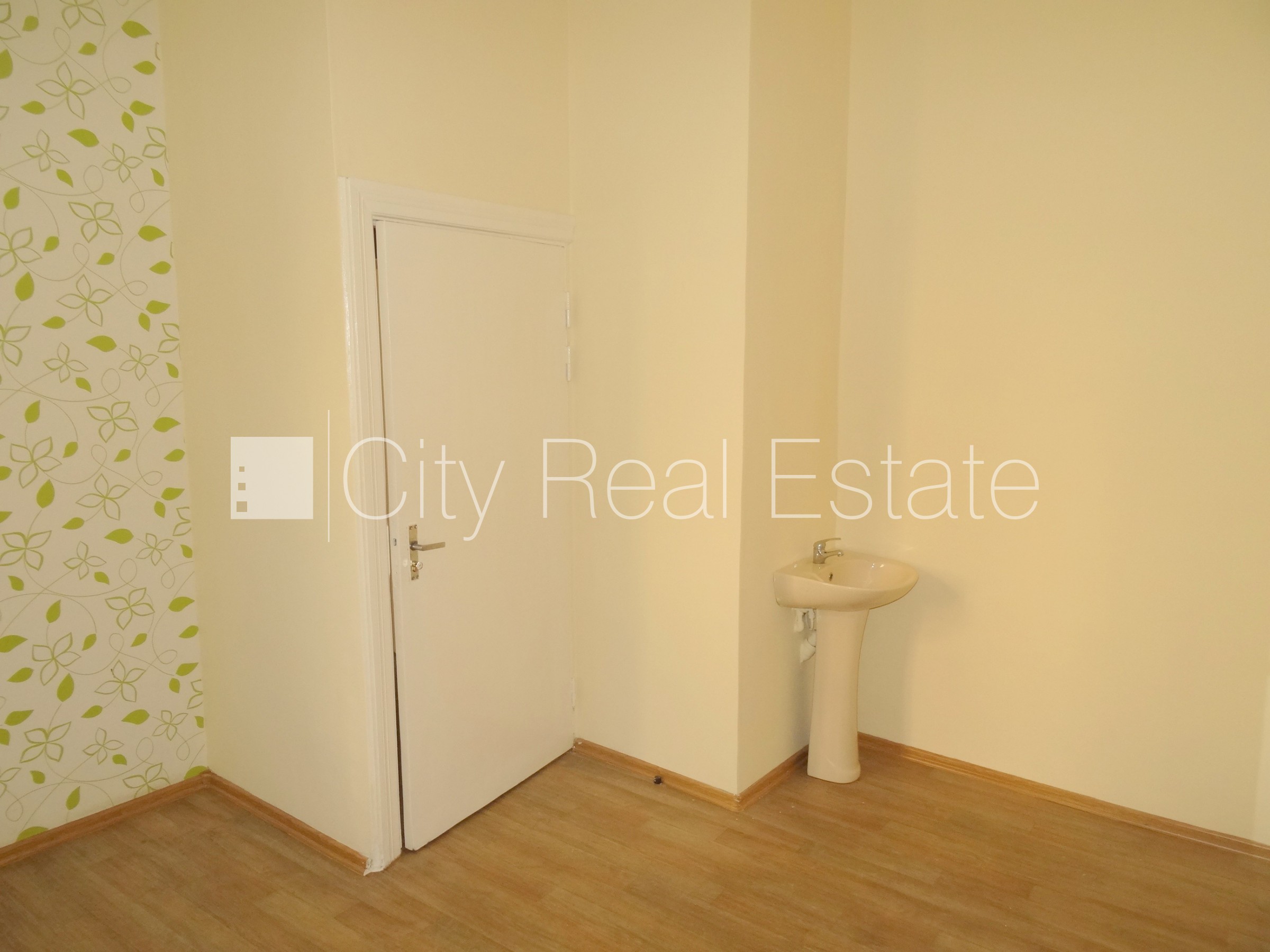 Sludinājumi. Fasādes māja, renovēta māja, ieeja no ielas, ir lifts, kāpņu telpa pēc kapitālā remonta, logi Cena: 350 EUR/mēn Foto #2