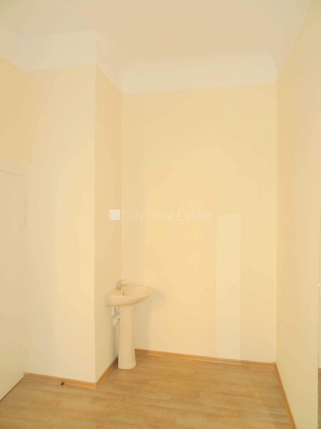 Sludinājumi. Fasādes māja, renovēta māja, ieeja no ielas, ir lifts, kāpņu telpa pēc kapitālā remonta, logi Cena: 350 EUR/mēn Foto #3