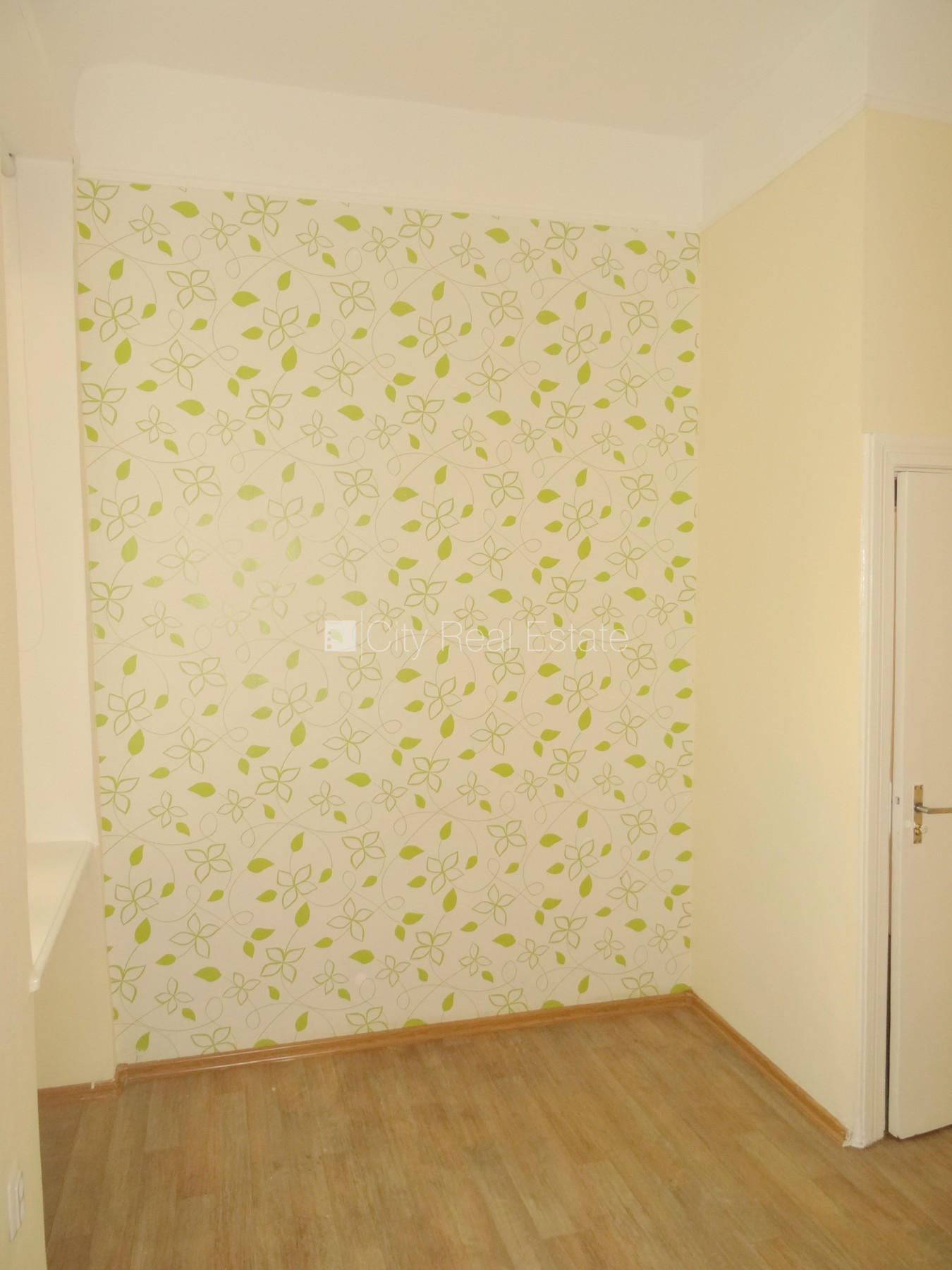 Sludinājumi. Fasādes māja, renovēta māja, ieeja no ielas, ir lifts, kāpņu telpa pēc kapitālā remonta, logi Cena: 350 EUR/mēn Foto #4