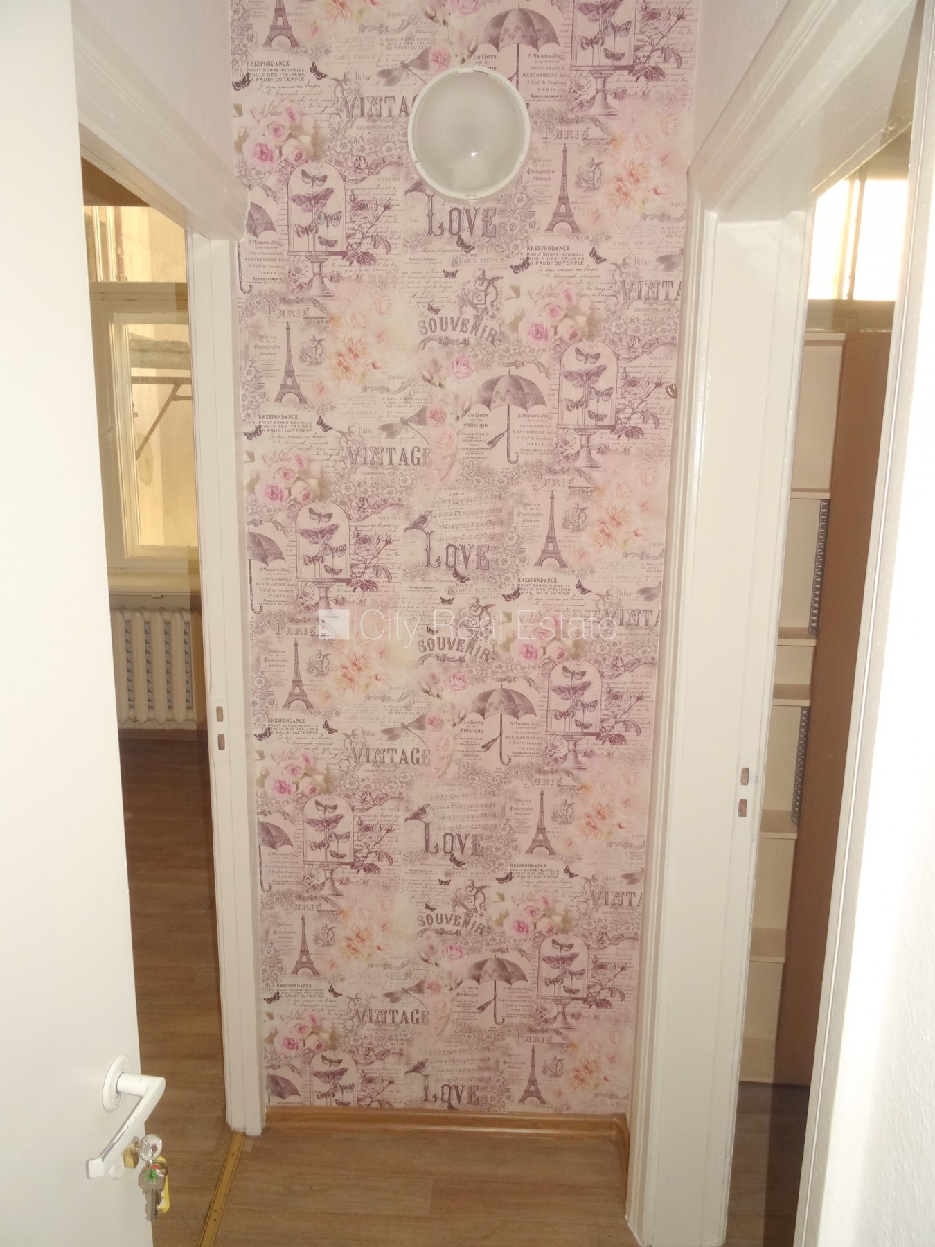 Sludinājumi. Fasādes māja, renovēta māja, ieeja no ielas, ir lifts, kāpņu telpa pēc kapitālā remonta, logi Cena: 350 EUR/mēn Foto #5