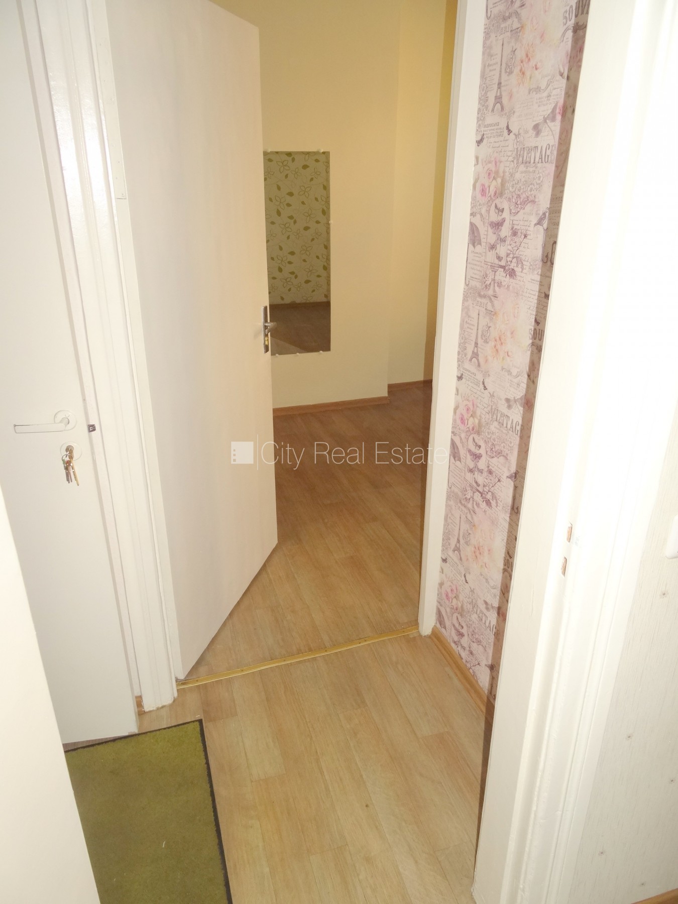 Sludinājumi. Fasādes māja, renovēta māja, ieeja no ielas, ir lifts, kāpņu telpa pēc kapitālā remonta, logi Cena: 350 EUR/mēn Foto #6