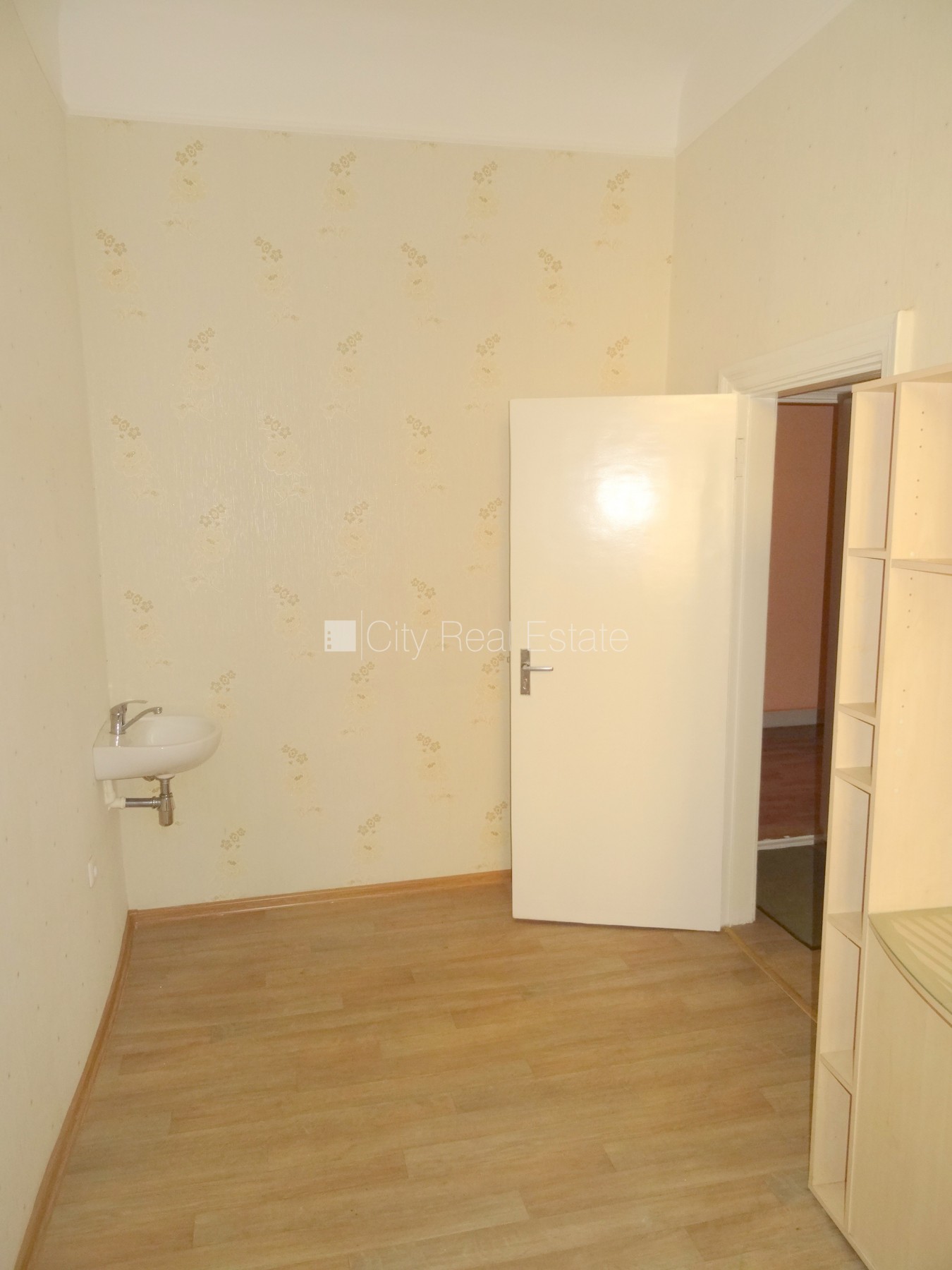 Sludinājumi. Fasādes māja, renovēta māja, ieeja no ielas, ir lifts, kāpņu telpa pēc kapitālā remonta, logi Cena: 350 EUR/mēn Foto #8