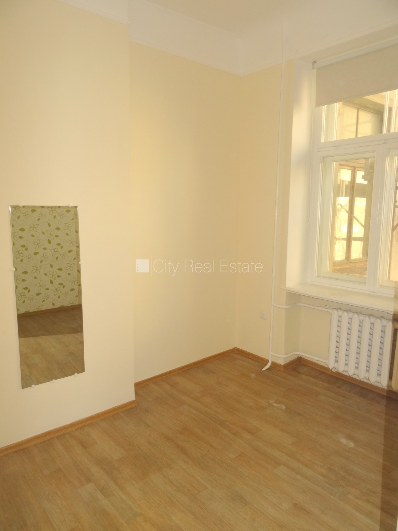 Sludinājumi. Fasādes māja, renovēta māja, ieeja no ielas, ir lifts, kāpņu telpa pēc kapitālā remonta, logi Cena: 350 EUR/mēn Foto #9