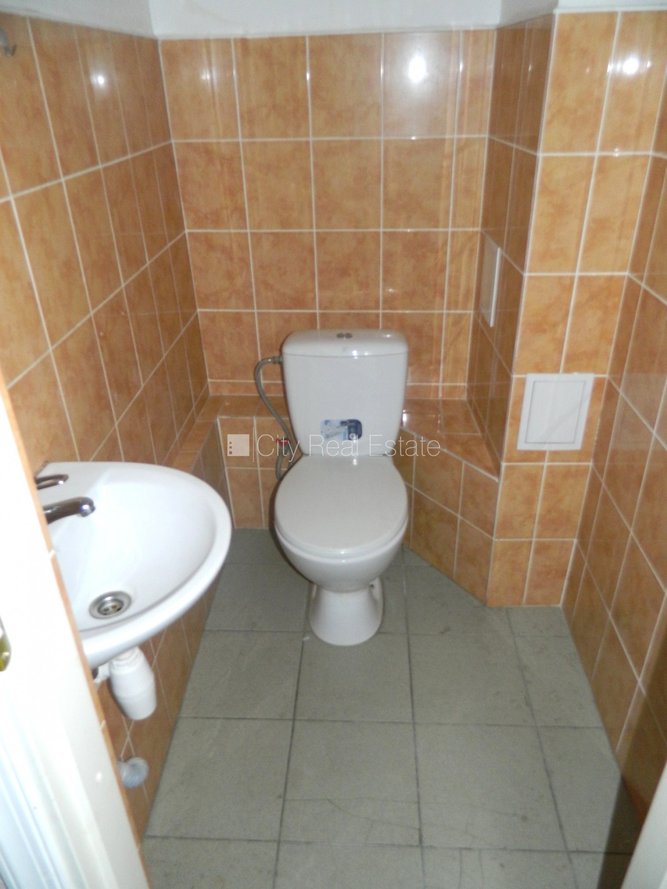 Sludinājumi. Fasādes māja, renovēta māja, ieeja no ielas, ir lifts, kāpņu telpa pēc kapitālā remonta, logi Cena: 350 EUR/mēn Foto #11