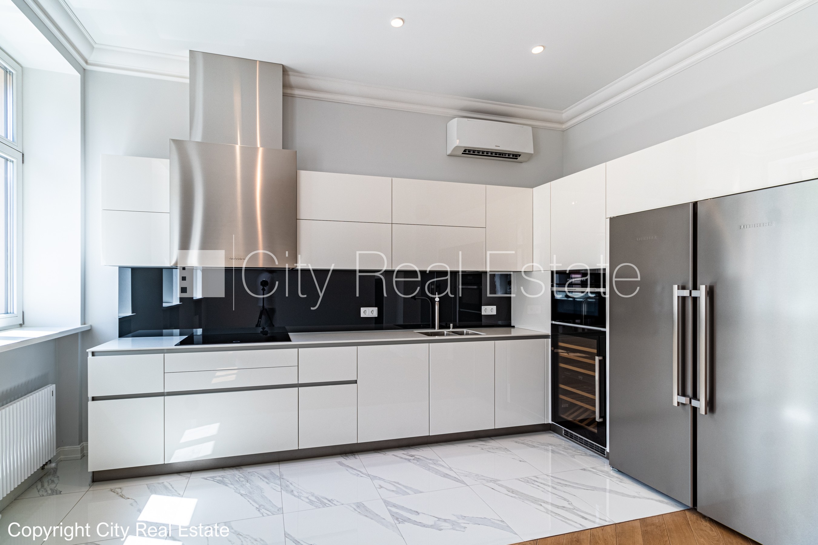 Sludinājumi. Renovēta māja, slēgts pagalms, iespēja nomāt autostāvvietu, apsargāta autostāvvieta, apsargāts Cena: 2278 EUR/mēn Foto #1