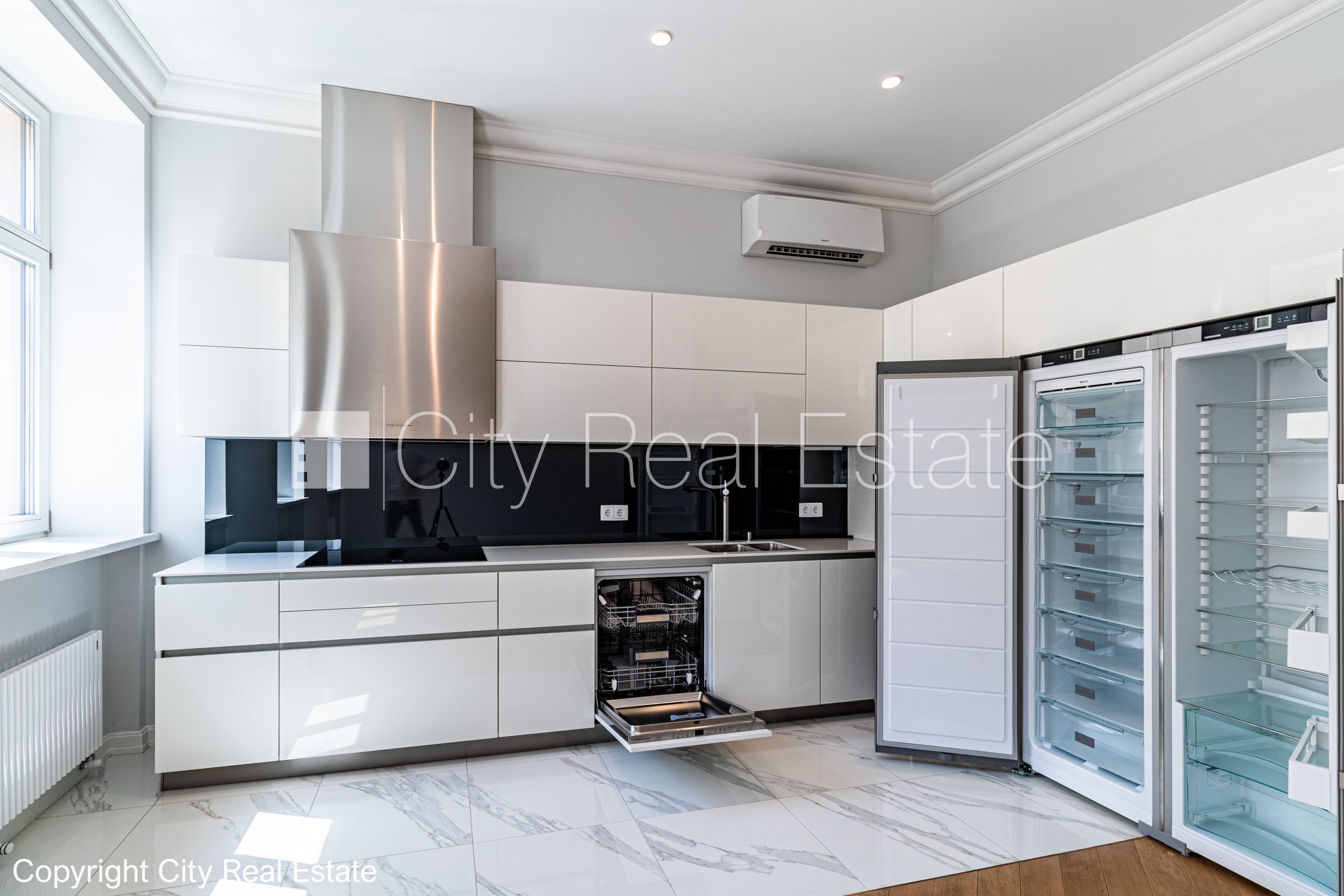 Sludinājumi. Renovēta māja, slēgts pagalms, iespēja nomāt autostāvvietu, apsargāta autostāvvieta, apsargāts Cena: 2278 EUR/mēn Foto #2