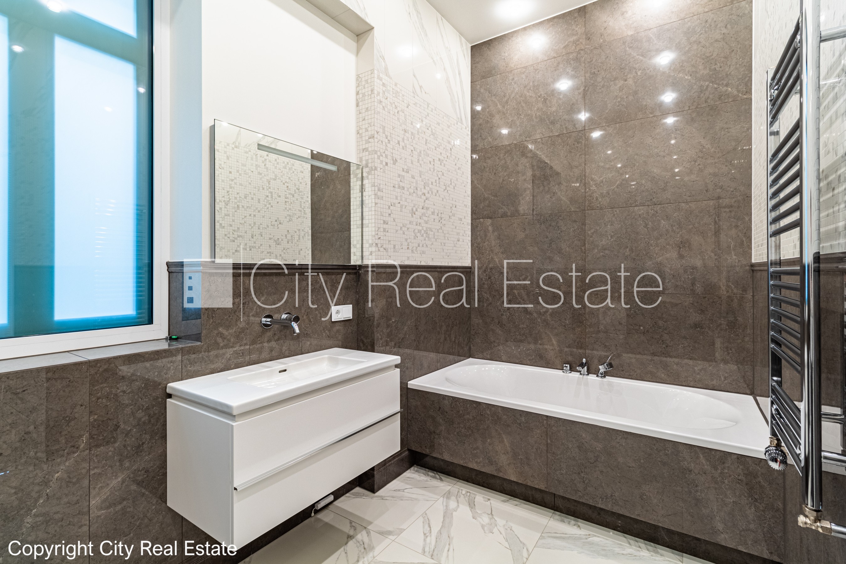 Sludinājumi. Renovēta māja, slēgts pagalms, iespēja nomāt autostāvvietu, apsargāta autostāvvieta, apsargāts Cena: 2278 EUR/mēn Foto #11