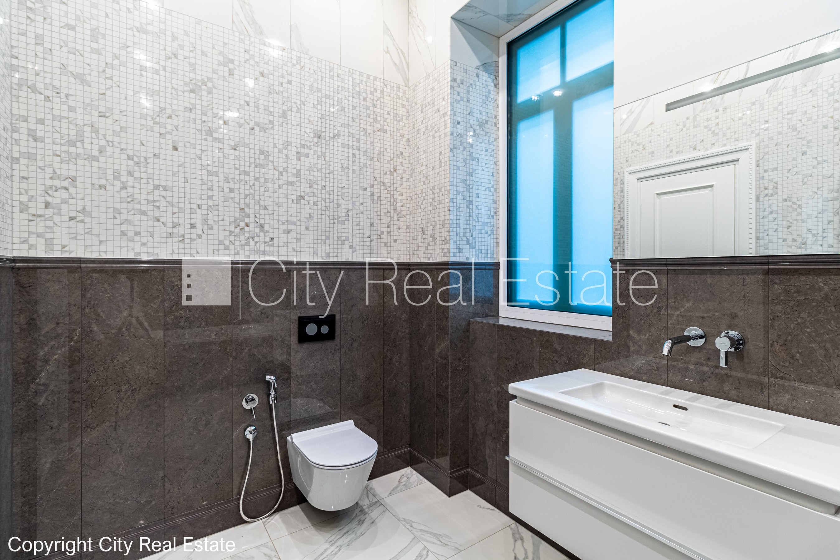 Sludinājumi. Renovēta māja, slēgts pagalms, iespēja nomāt autostāvvietu, apsargāta autostāvvieta, apsargāts Cena: 2278 EUR/mēn Foto #12