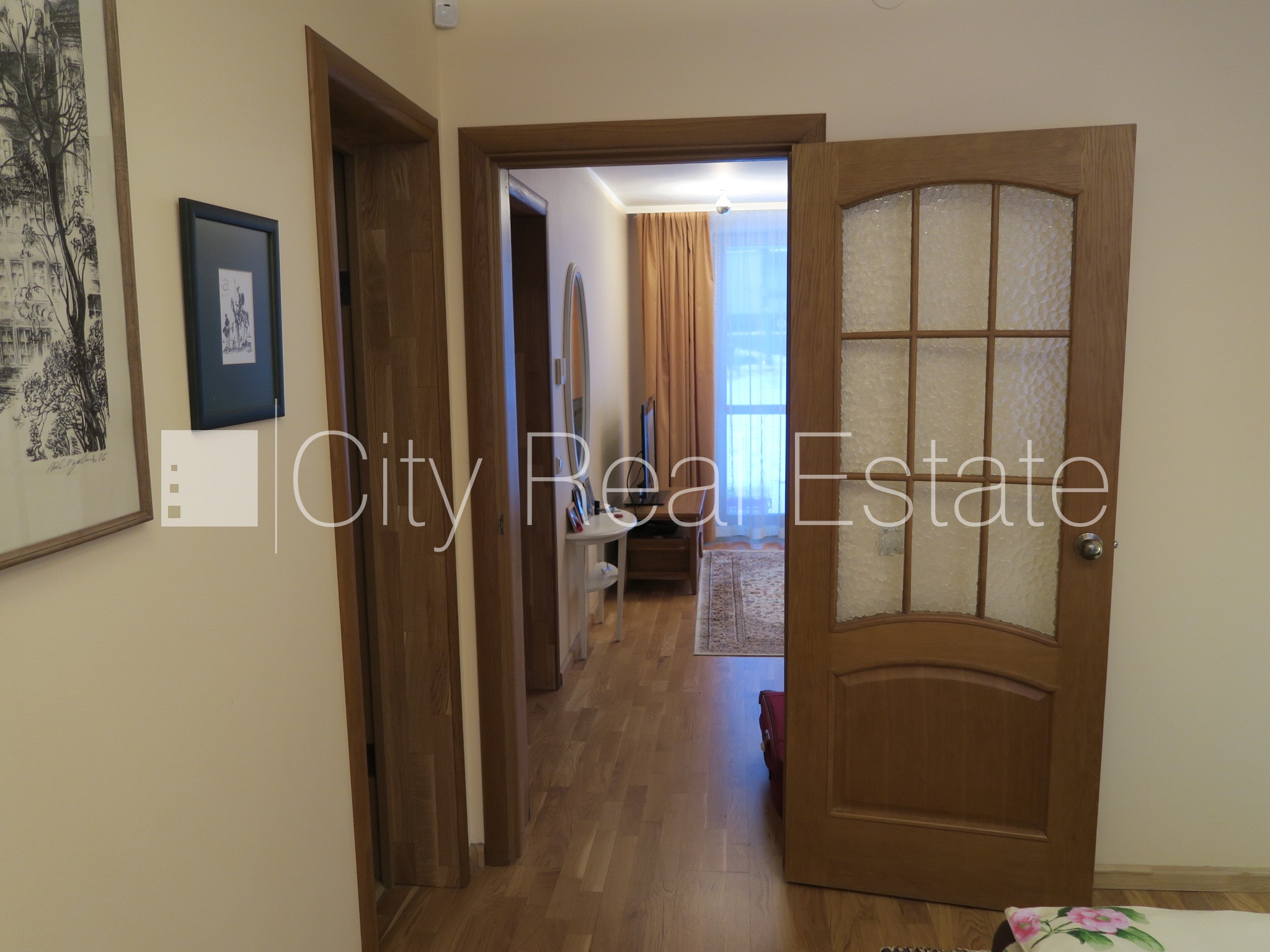 Sludinājumi. Renovēta māja, labiekārtota apzaļumota teritorija, iežogota teritorija, vieta automašīnai, kāpņu Cena: 1200 EUR/mēn Foto #6