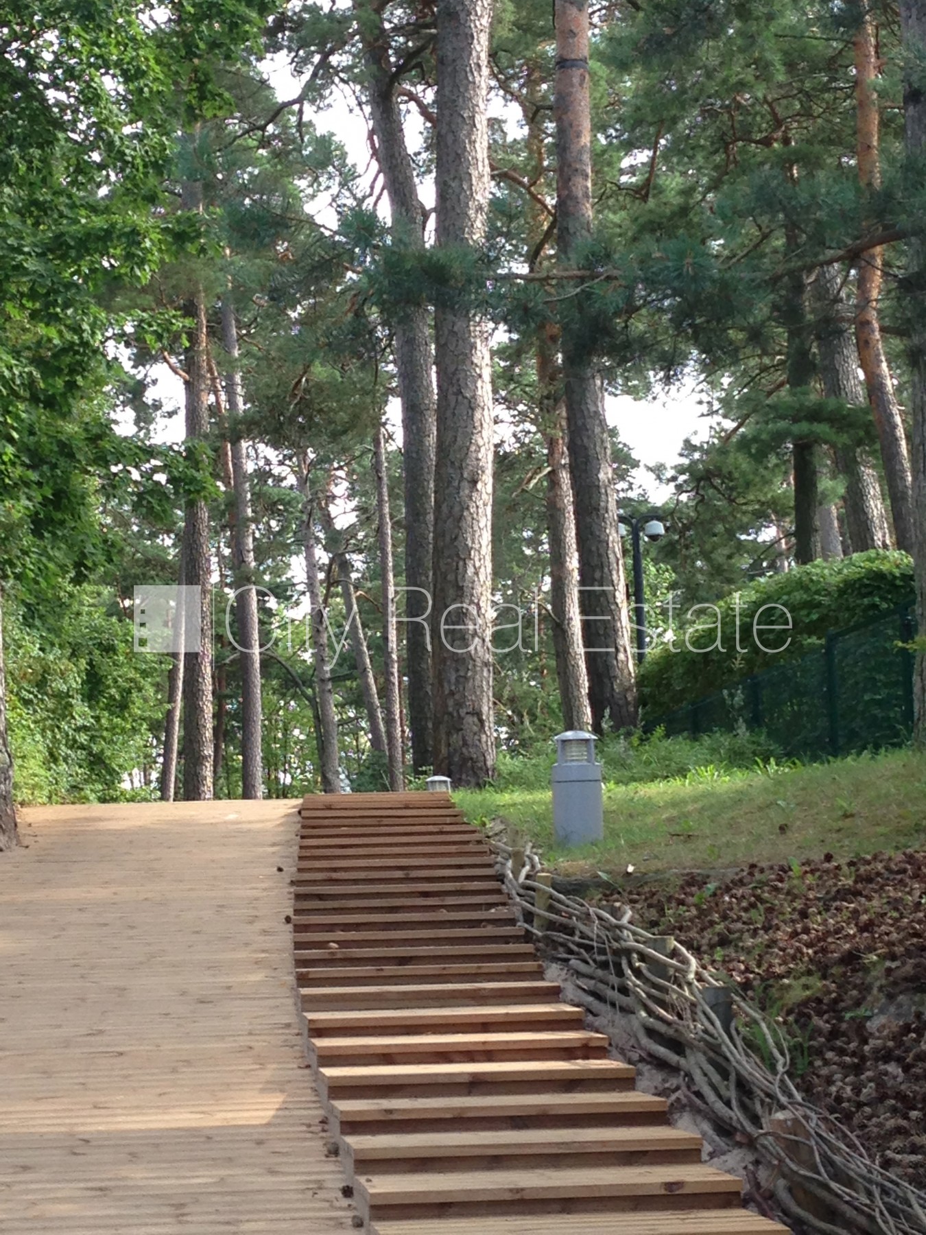 Sludinājumi. Renovēta māja, labiekārtota apzaļumota teritorija, iežogota teritorija, vieta automašīnai, kāpņu Cena: 1200 EUR/mēn Foto #15