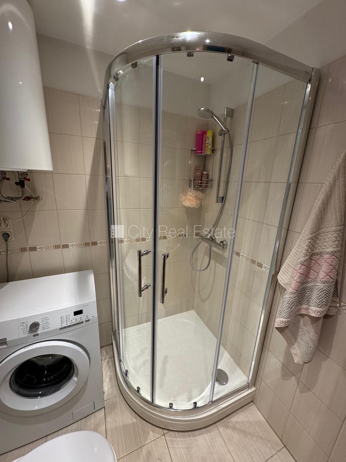 Sludinājumi. Renovēta māja, labiekārtota apzaļumota teritorija, iežogota teritorija, vieta automašīnai, kāpņu Cena: 1200 EUR/mēn Foto #9