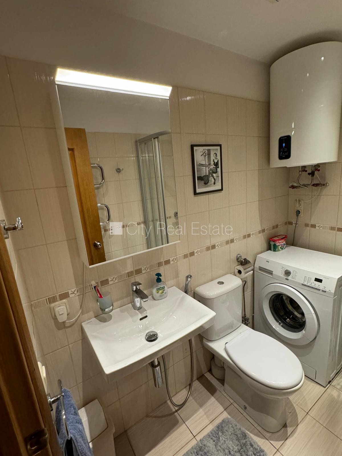Sludinājumi. Renovēta māja, labiekārtota apzaļumota teritorija, iežogota teritorija, vieta automašīnai, kāpņu Cena: 1200 EUR/mēn Foto #10
